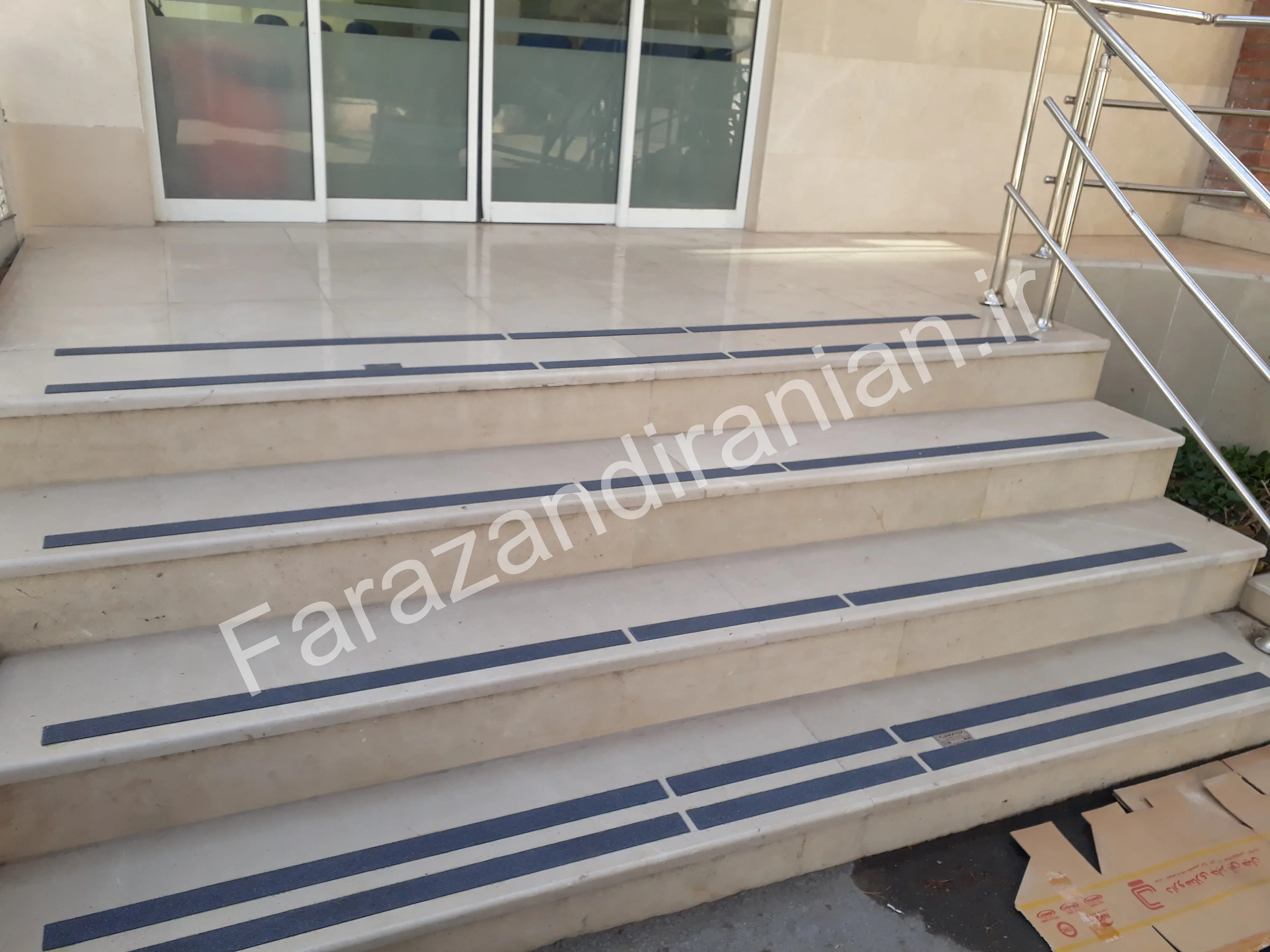 تصویر ۲ از اجرای نوار ضد لغزش در بیمارستان ۱۷ شهریور مشهد