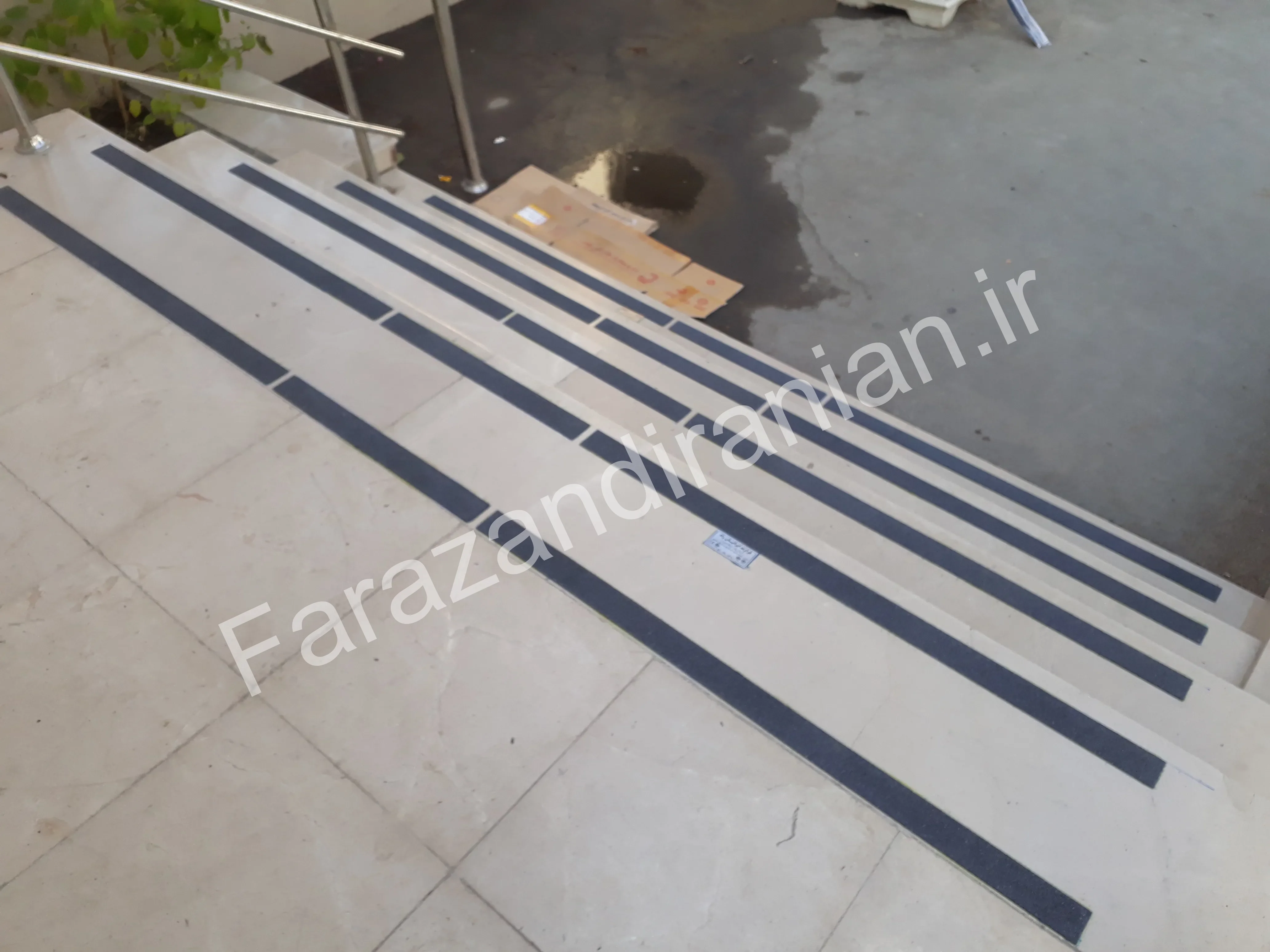 تصویر ۳ از اجرای نوار ضد لغزش در بیمارستان ۱۷ شهریور مشهد