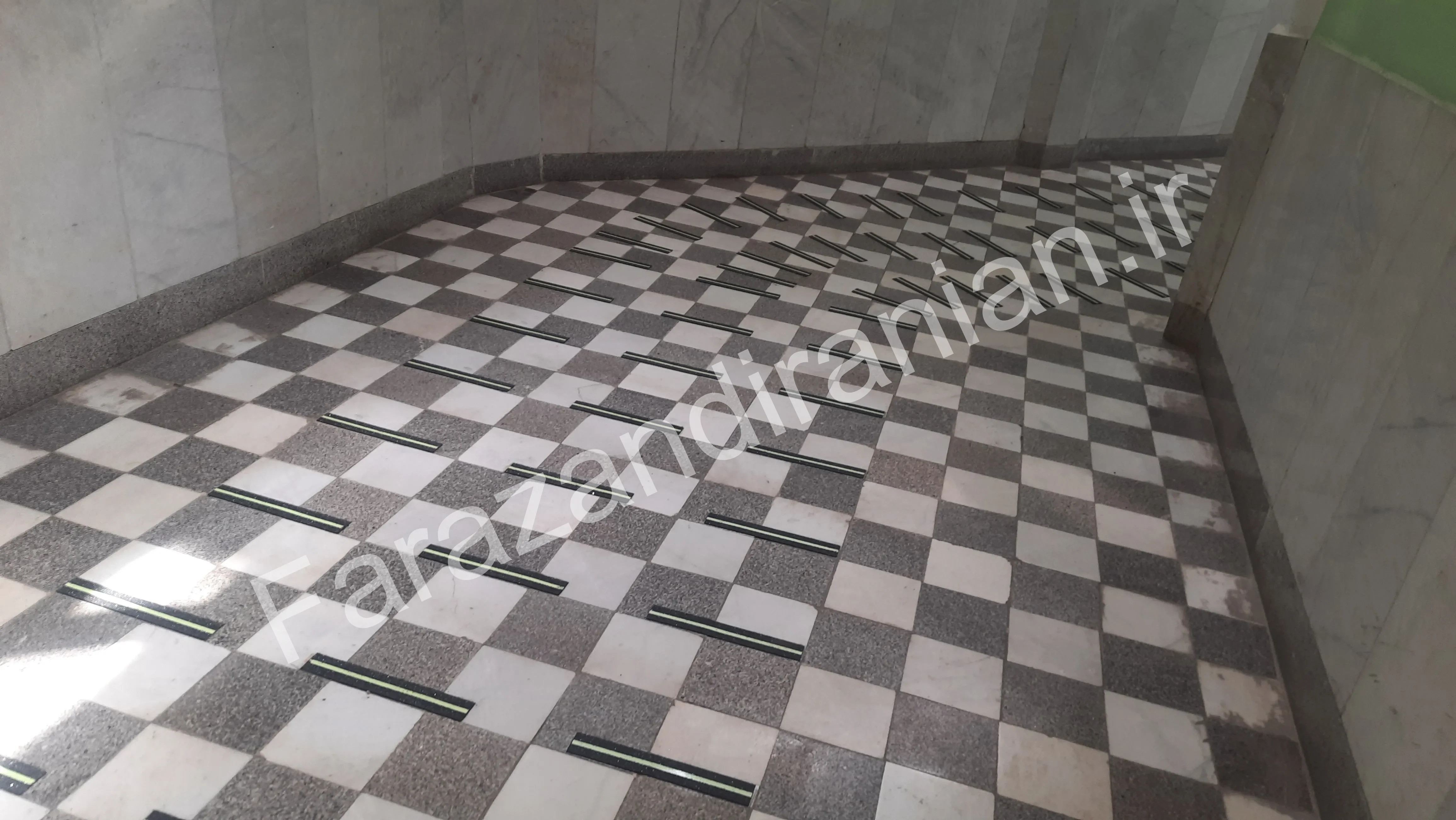تصویر ۷ از اجرای نوار ضد لغزش در بیمارستان ۱۷ شهریور مشهد