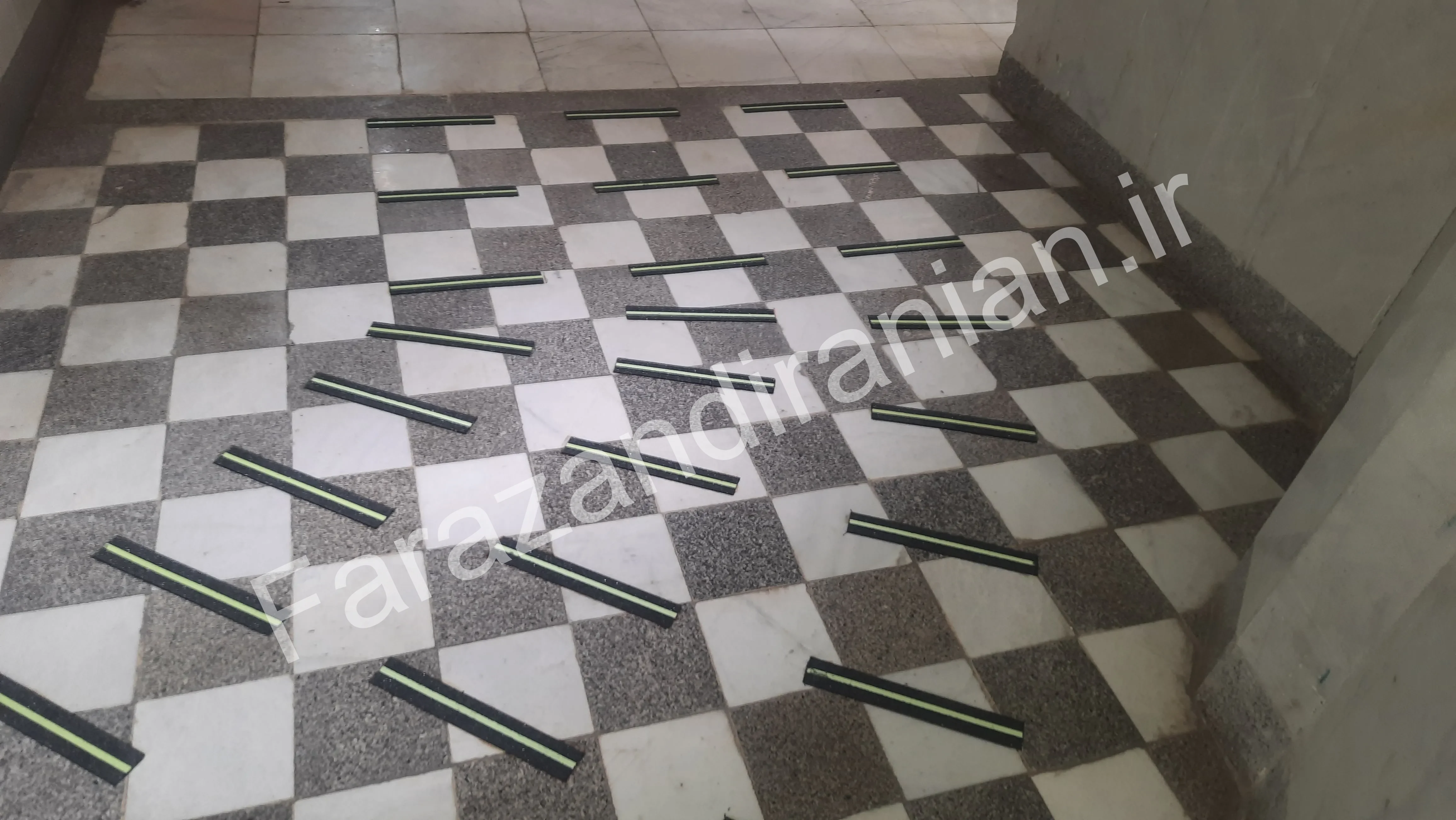 تصویر ۱۰ از اجرای نوار ضد لغزش در بیمارستان ۱۷ شهریور مشهد