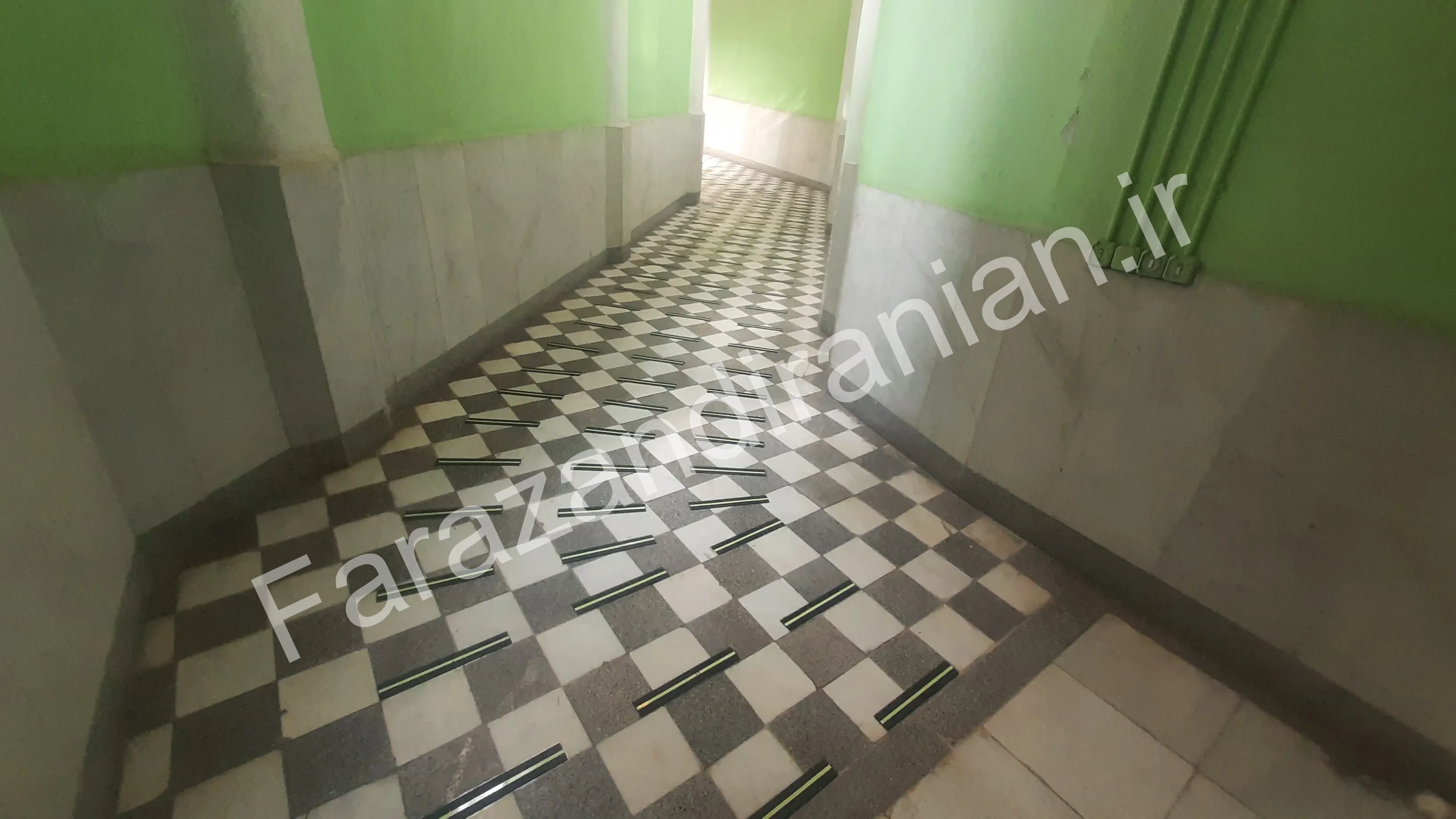 تصویر ۱۱ از اجرای نوار ضد لغزش در بیمارستان ۱۷ شهریور مشهد