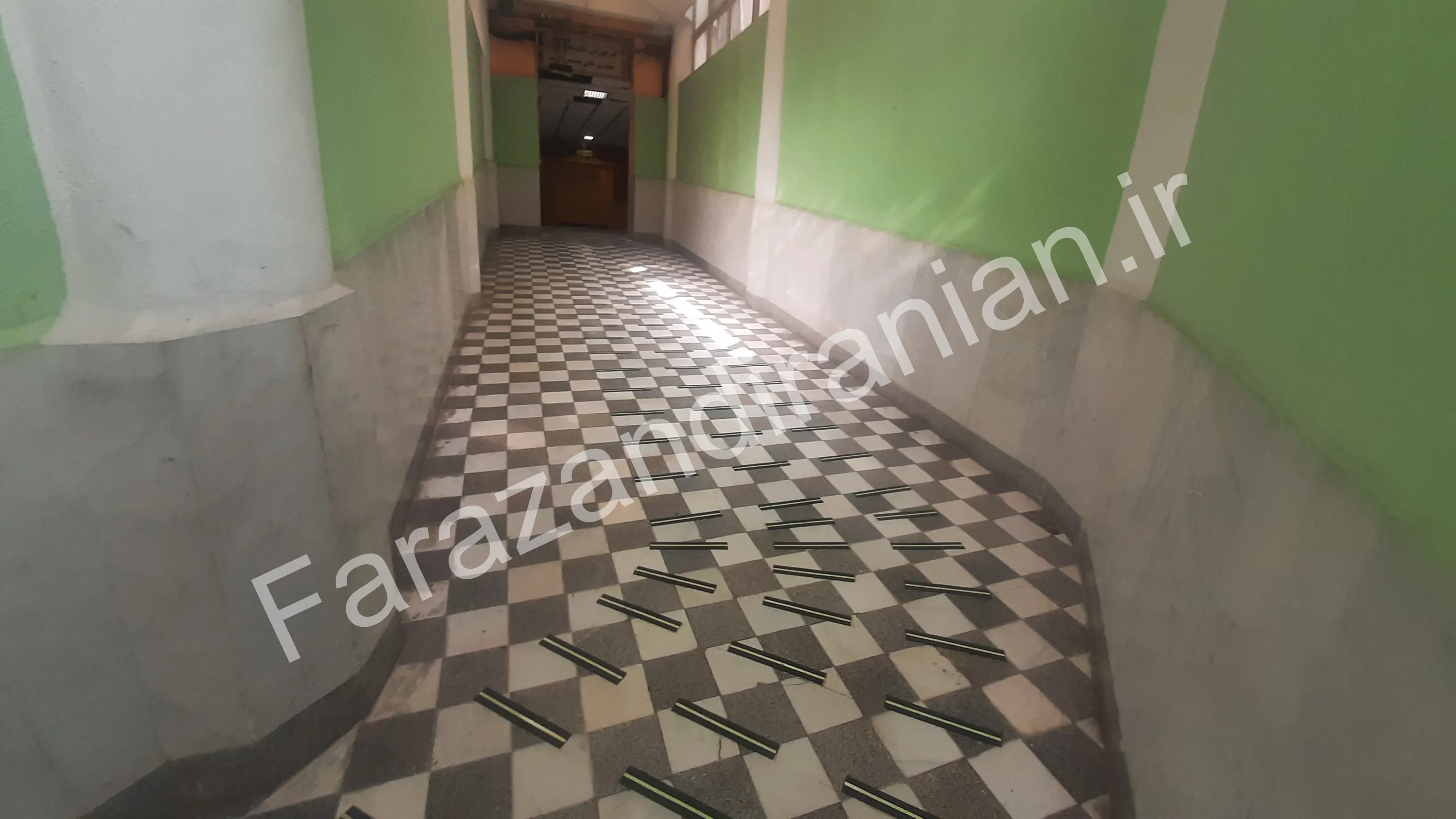 تصویر ۱۲ از اجرای نوار ضد لغزش در بیمارستان ۱۷ شهریور مشهد