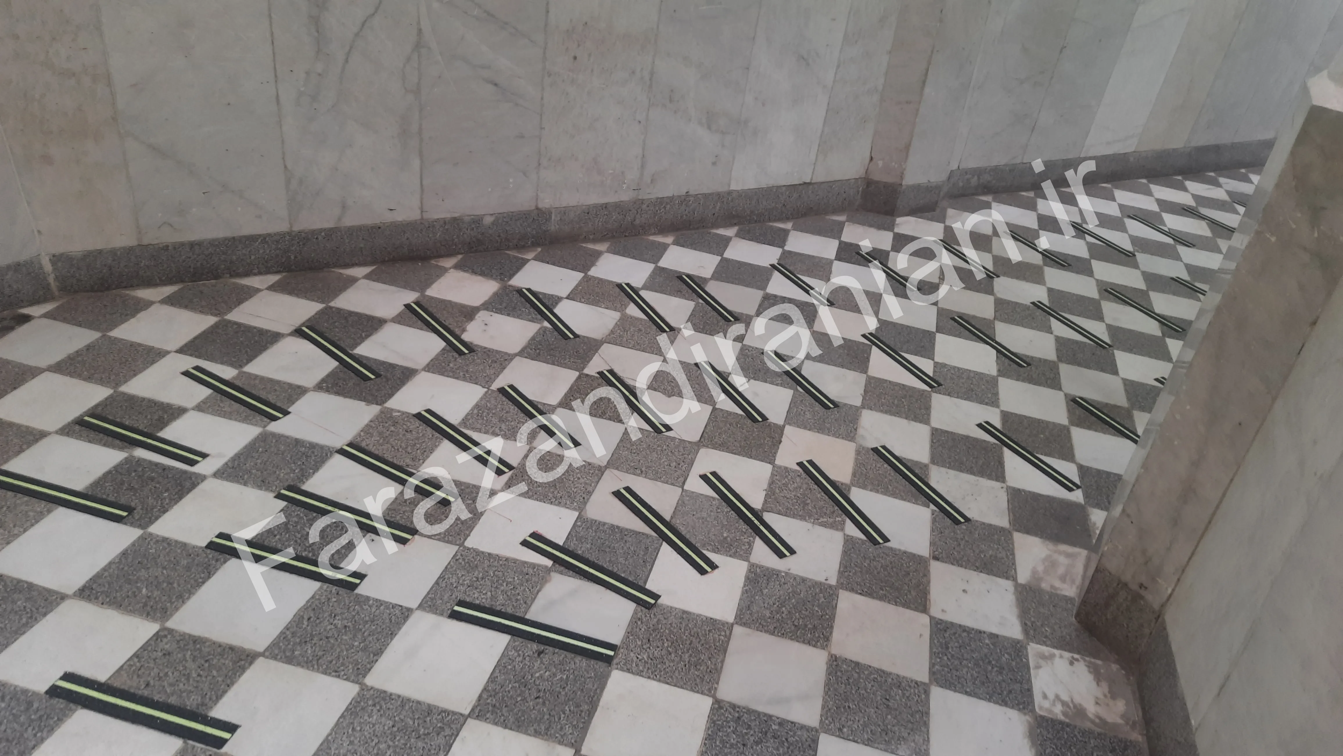 تصویر ۱۳ از اجرای نوار ضد لغزش در بیمارستان ۱۷ شهریور مشهد