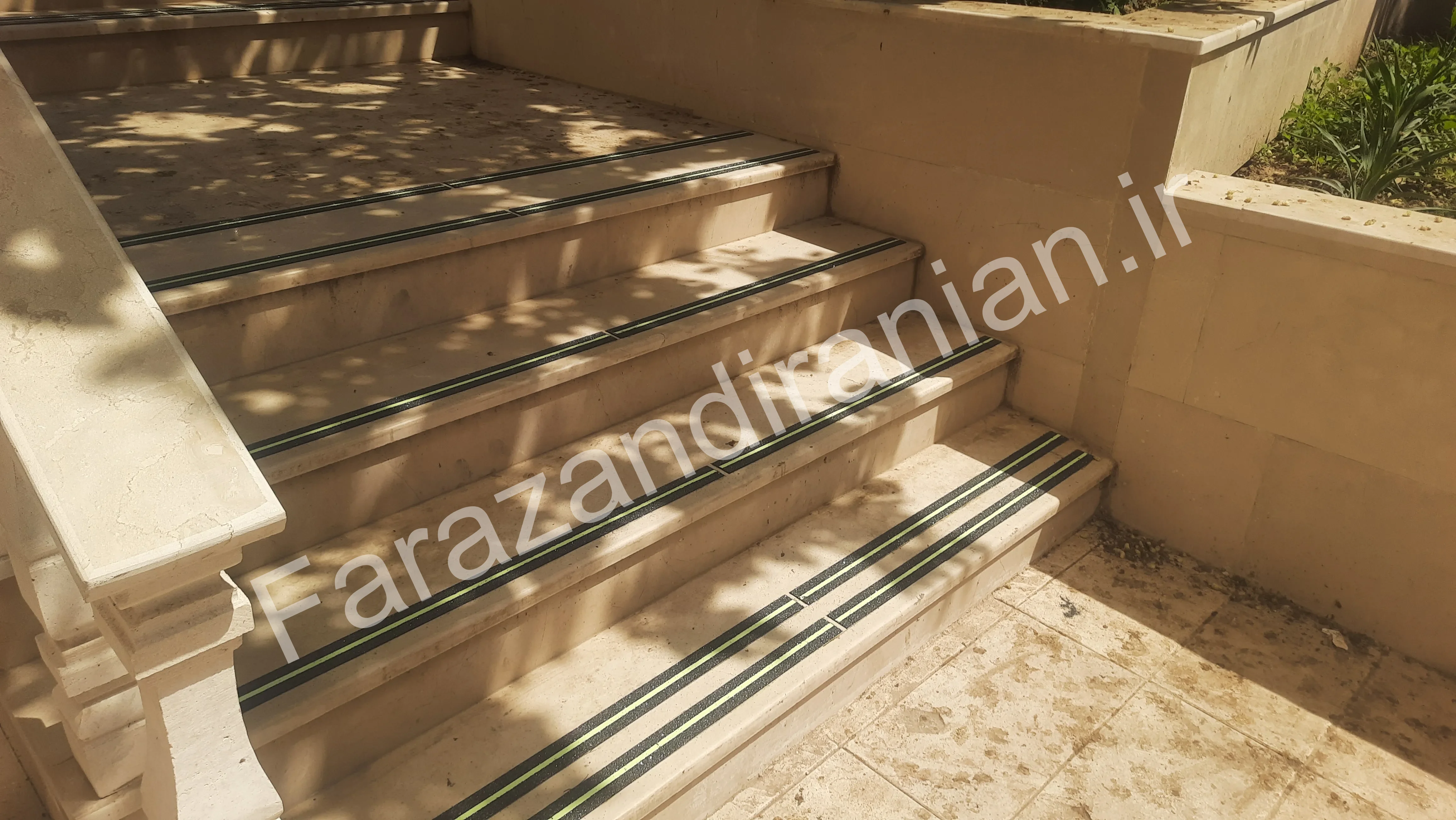 تصویر ۱۴ از اجرای نوار ضد لغزش در بیمارستان ۱۷ شهریور مشهد