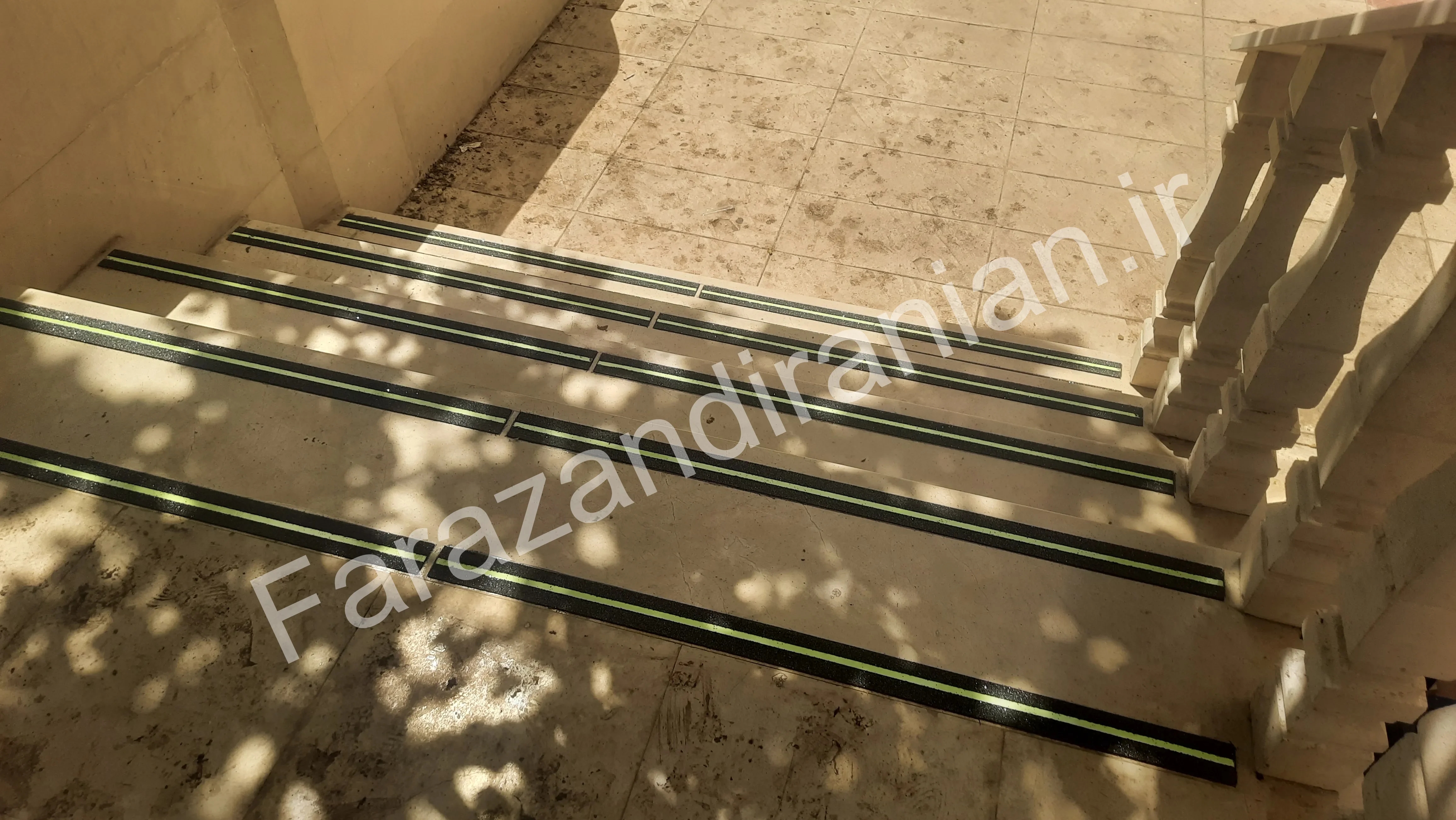 تصویر ۱۵ از اجرای نوار ضد لغزش در بیمارستان ۱۷ شهریور مشهد