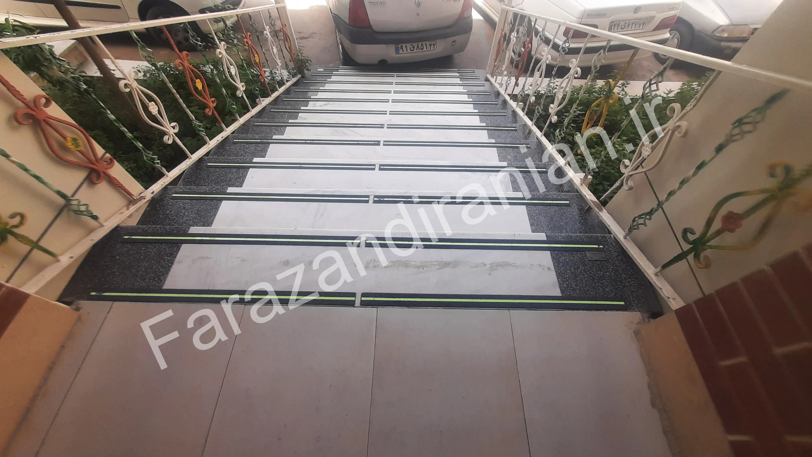 تصویر ۱۷ از اجرای نوار ضد لغزش در بیمارستان ۱۷ شهریور مشهد