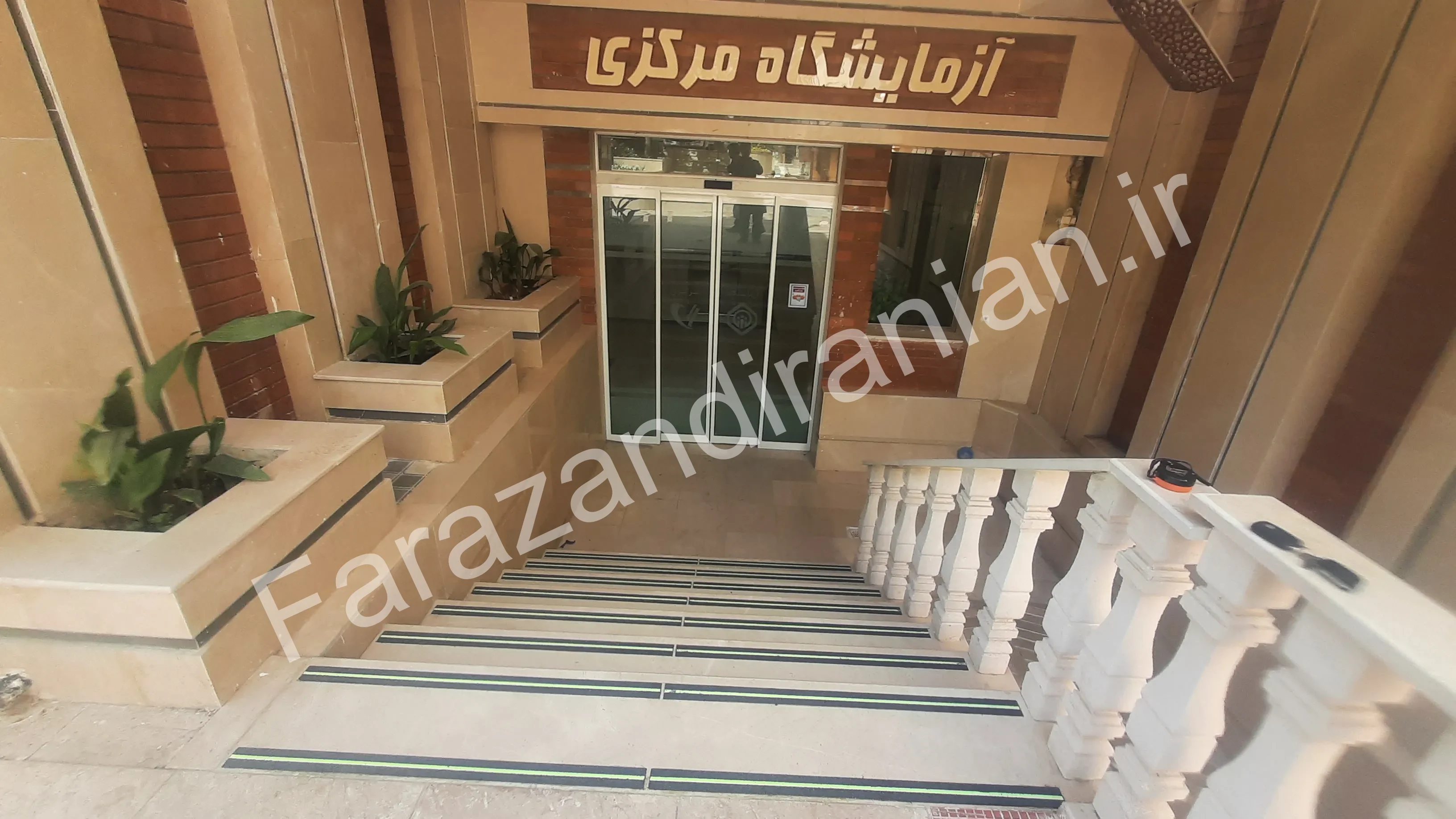 تصویر ۱۸ از اجرای نوار ضد لغزش در بیمارستان ۱۷ شهریور مشهد