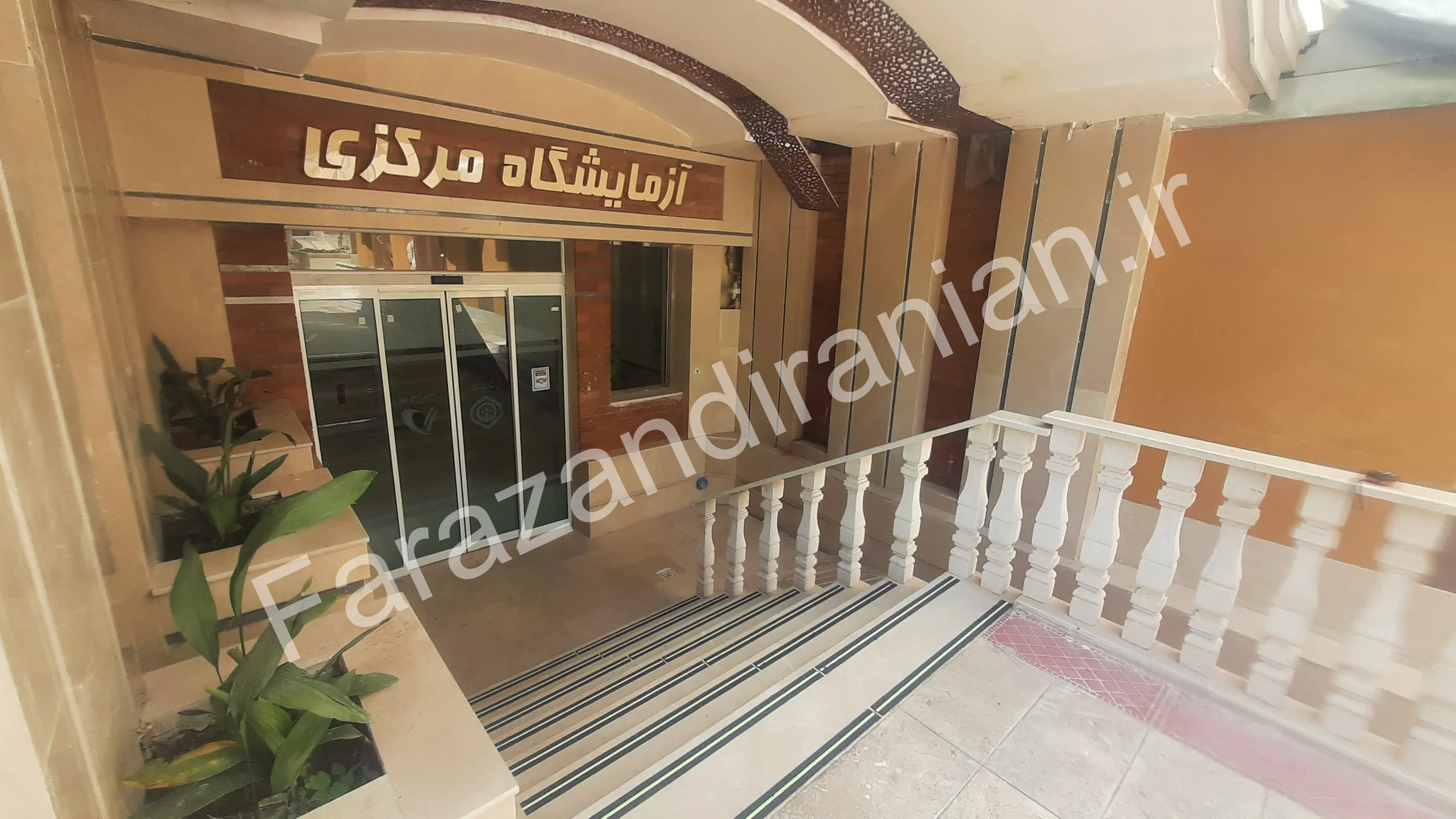تصویر ۱۹ از اجرای نوار ضد لغزش در بیمارستان ۱۷ شهریور مشهد