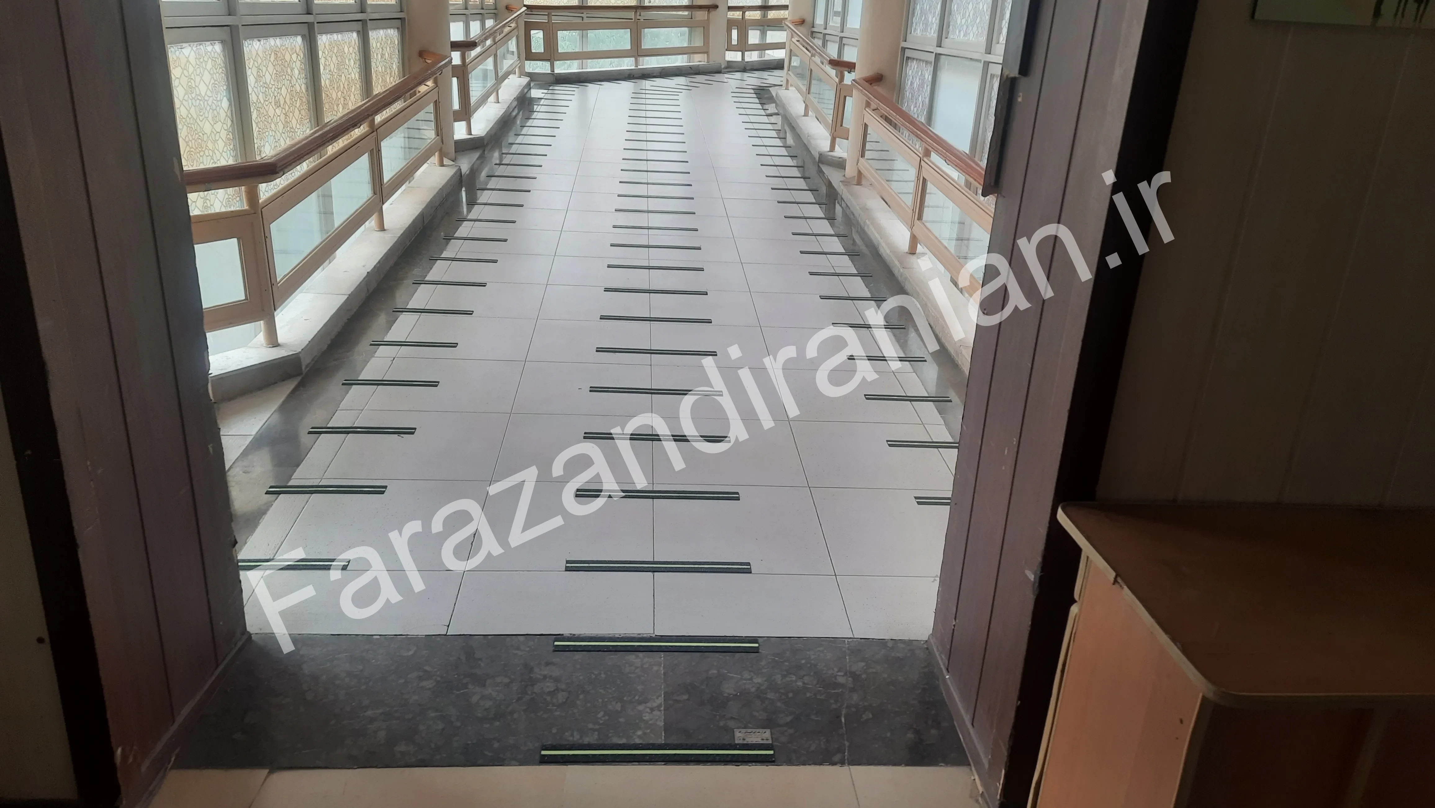 تصویر ۲۰ از اجرای نوار ضد لغزش در بیمارستان ۱۷ شهریور مشهد