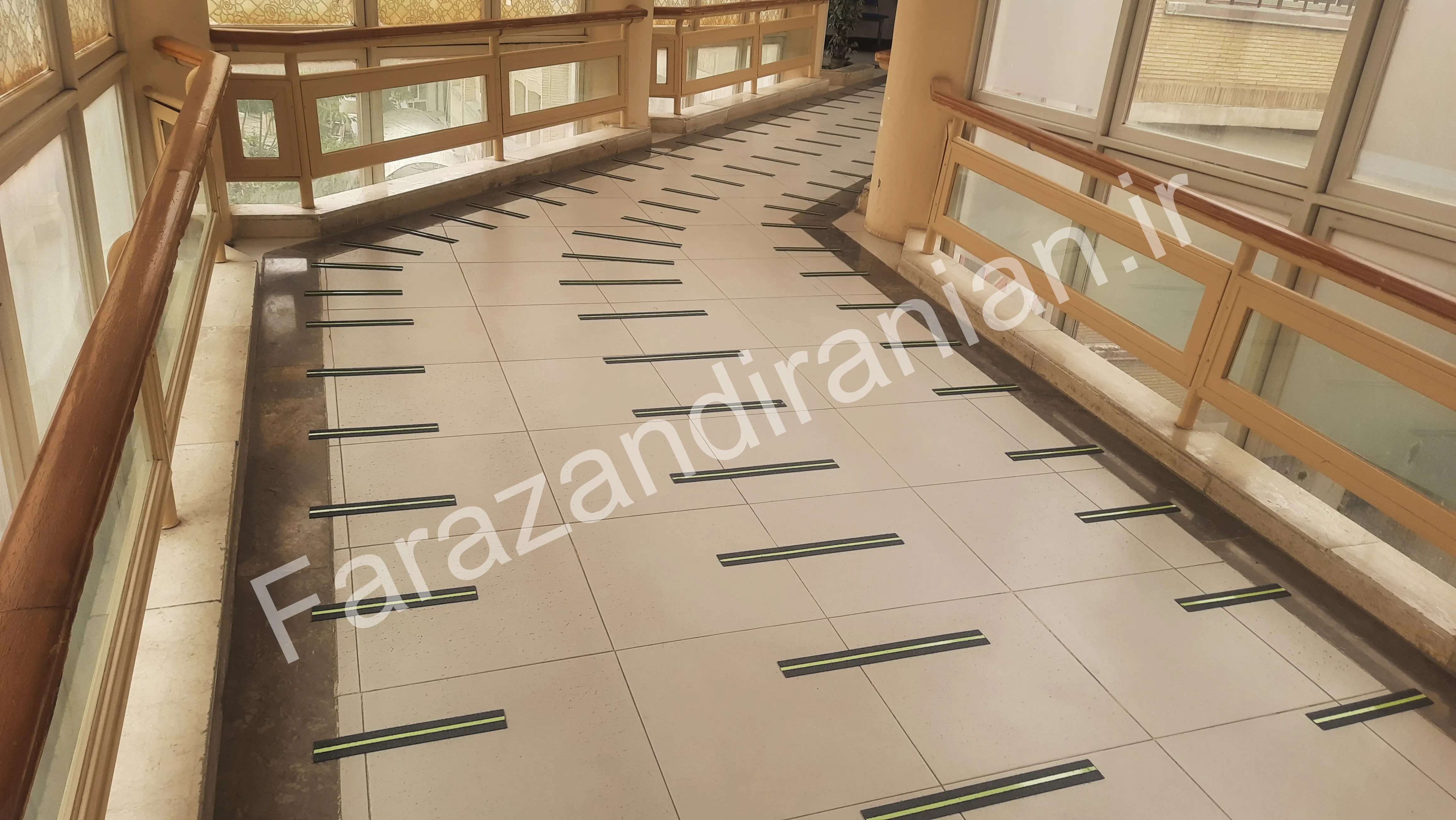 تصویر ۲۱ از اجرای نوار ضد لغزش در بیمارستان ۱۷ شهریور مشهد