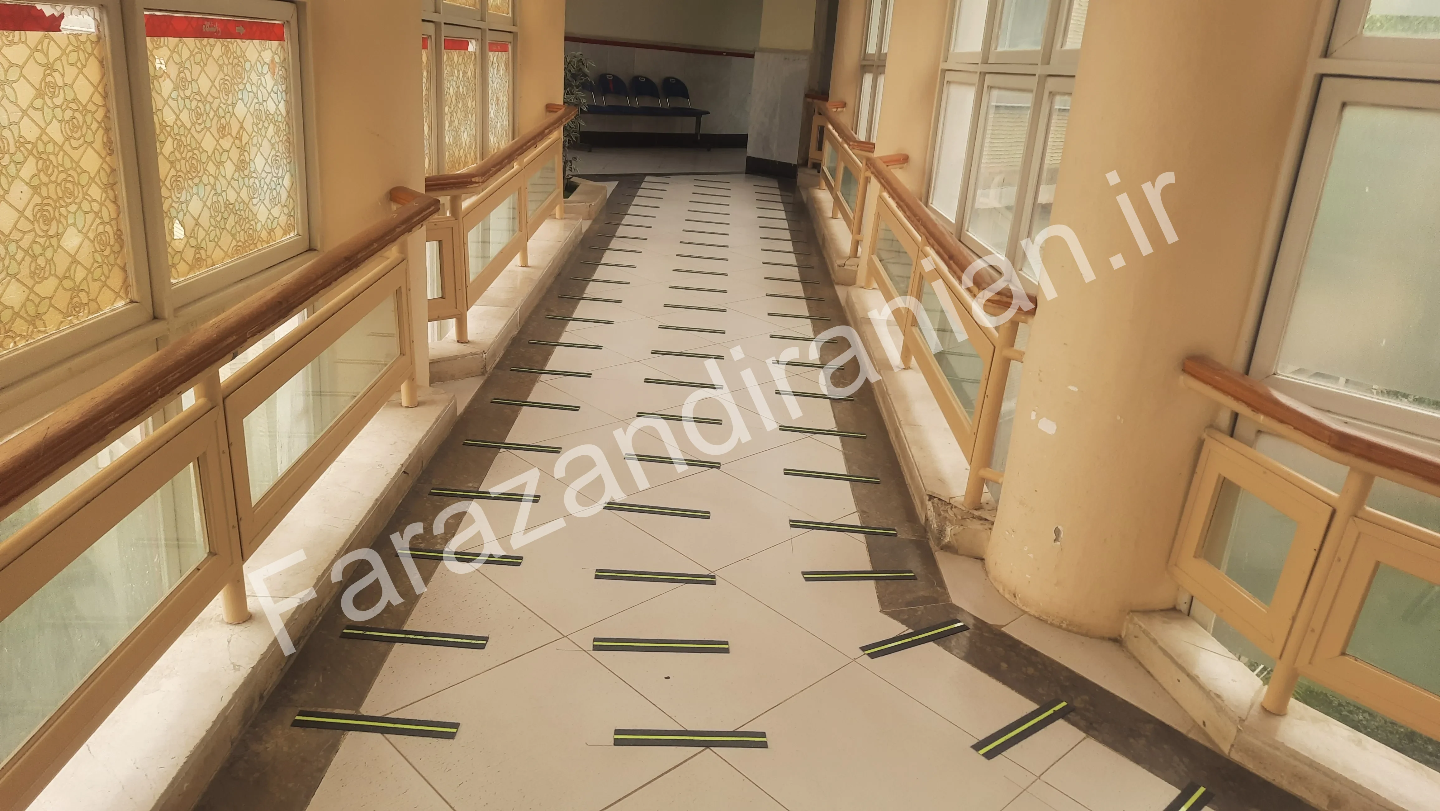 تصویر ۲۲ از اجرای نوار ضد لغزش در بیمارستان ۱۷ شهریور مشهد