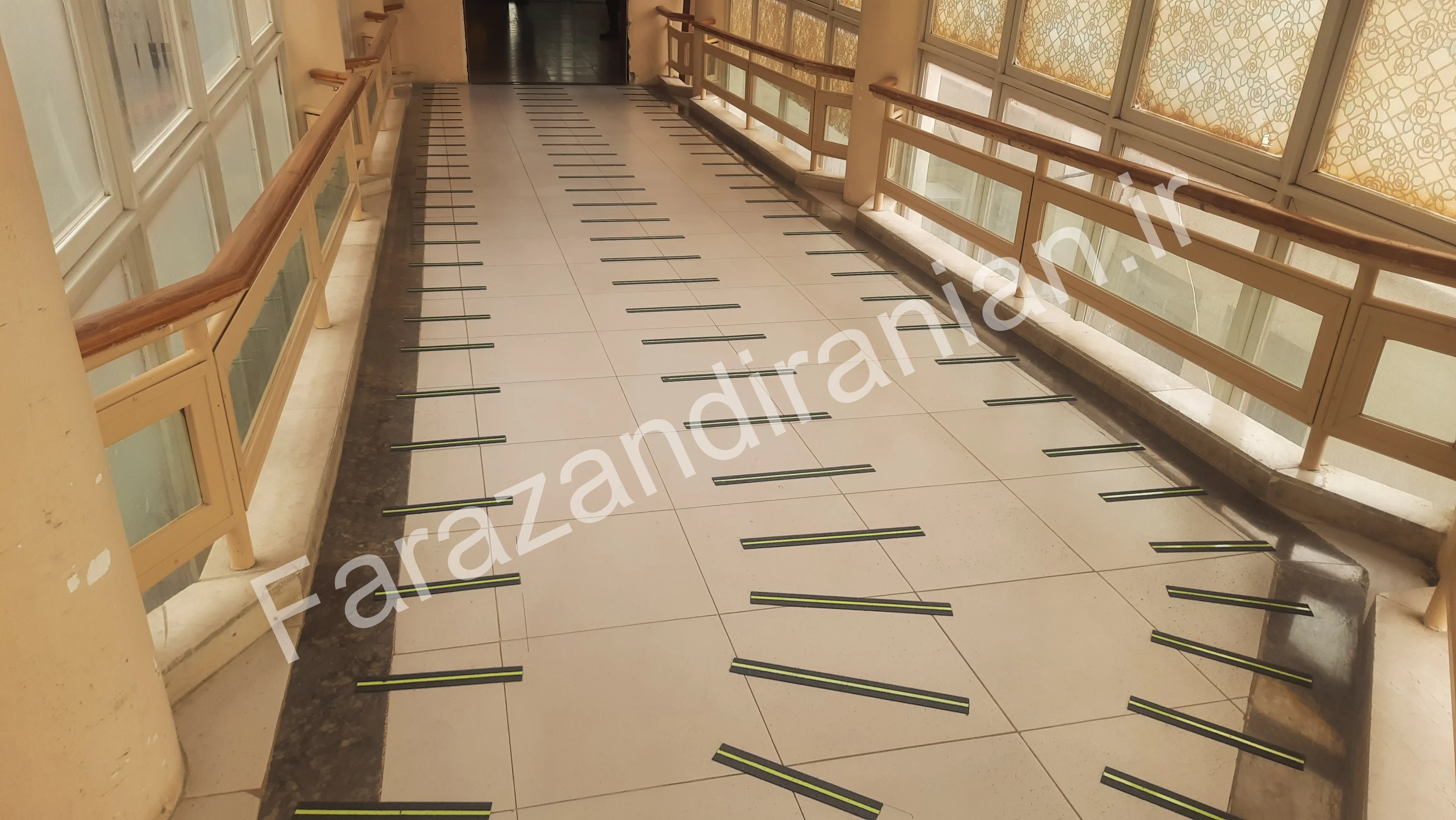 تصویر ۲۳ از اجرای نوار ضد لغزش در بیمارستان ۱۷ شهریور مشهد