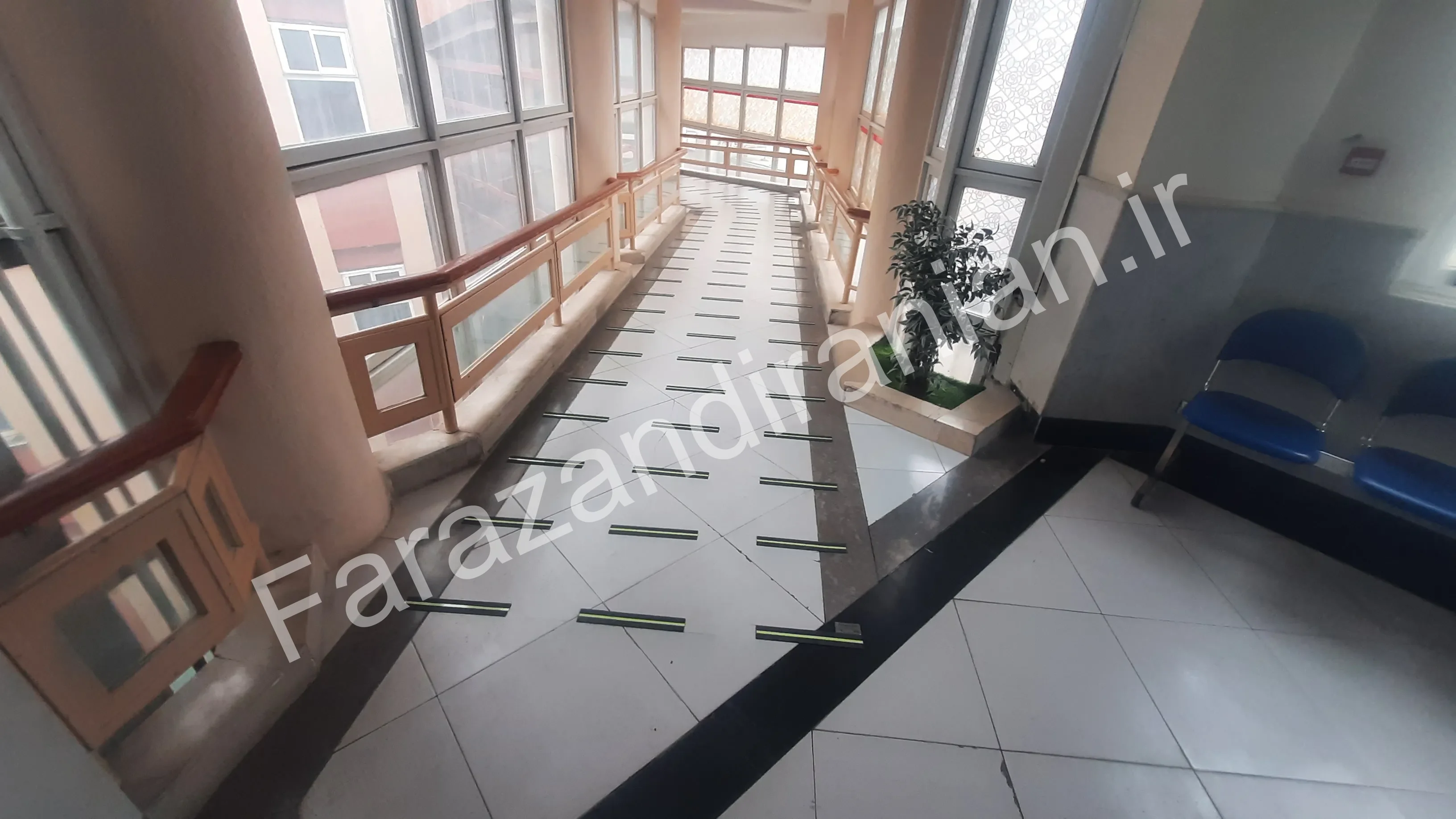 تصویر ۲۴ از اجرای نوار ضد لغزش در بیمارستان ۱۷ شهریور مشهد