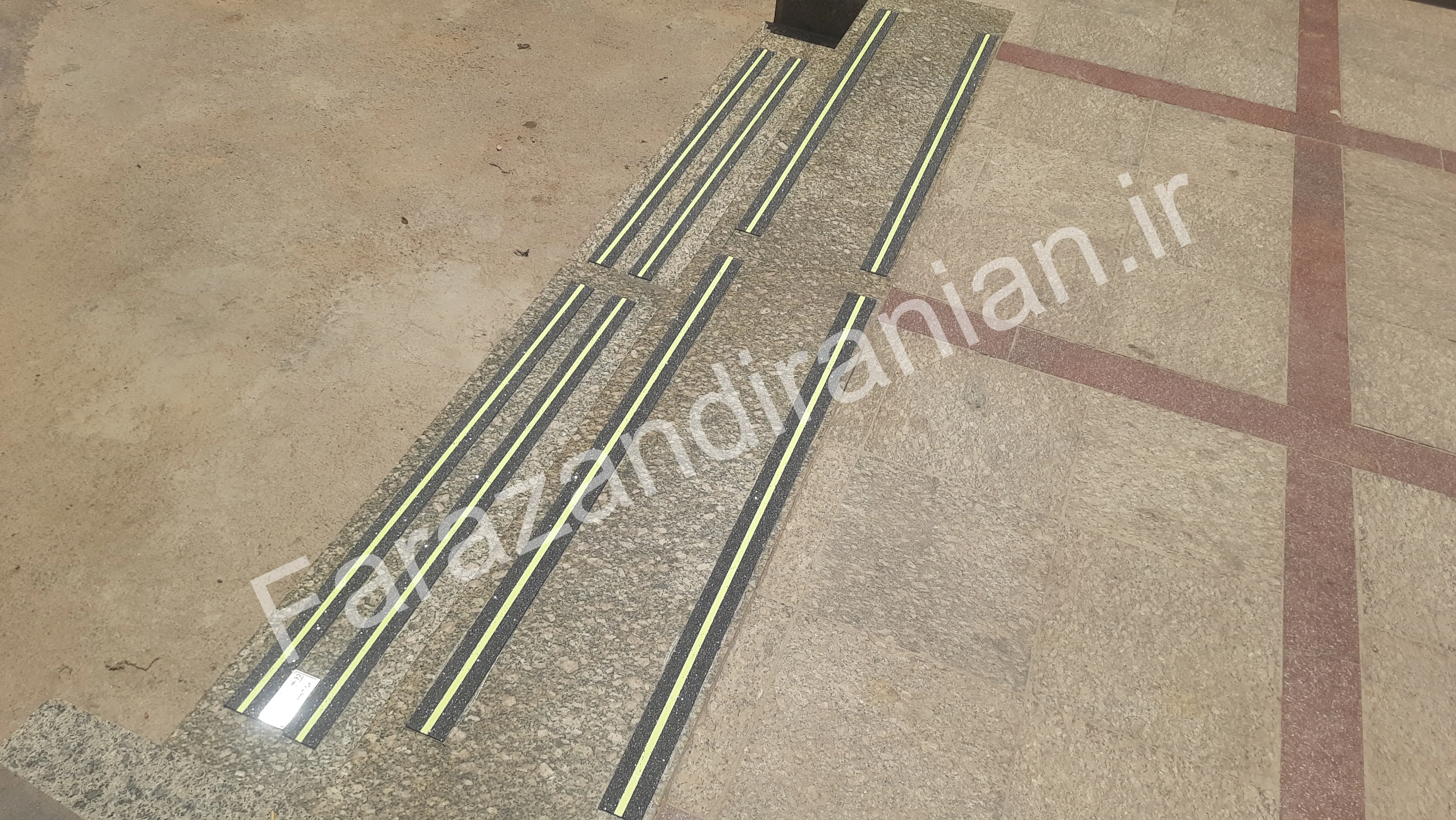 تصویر ۲۹ از اجرای نوار ضد لغزش در بیمارستان ۱۷ شهریور مشهد