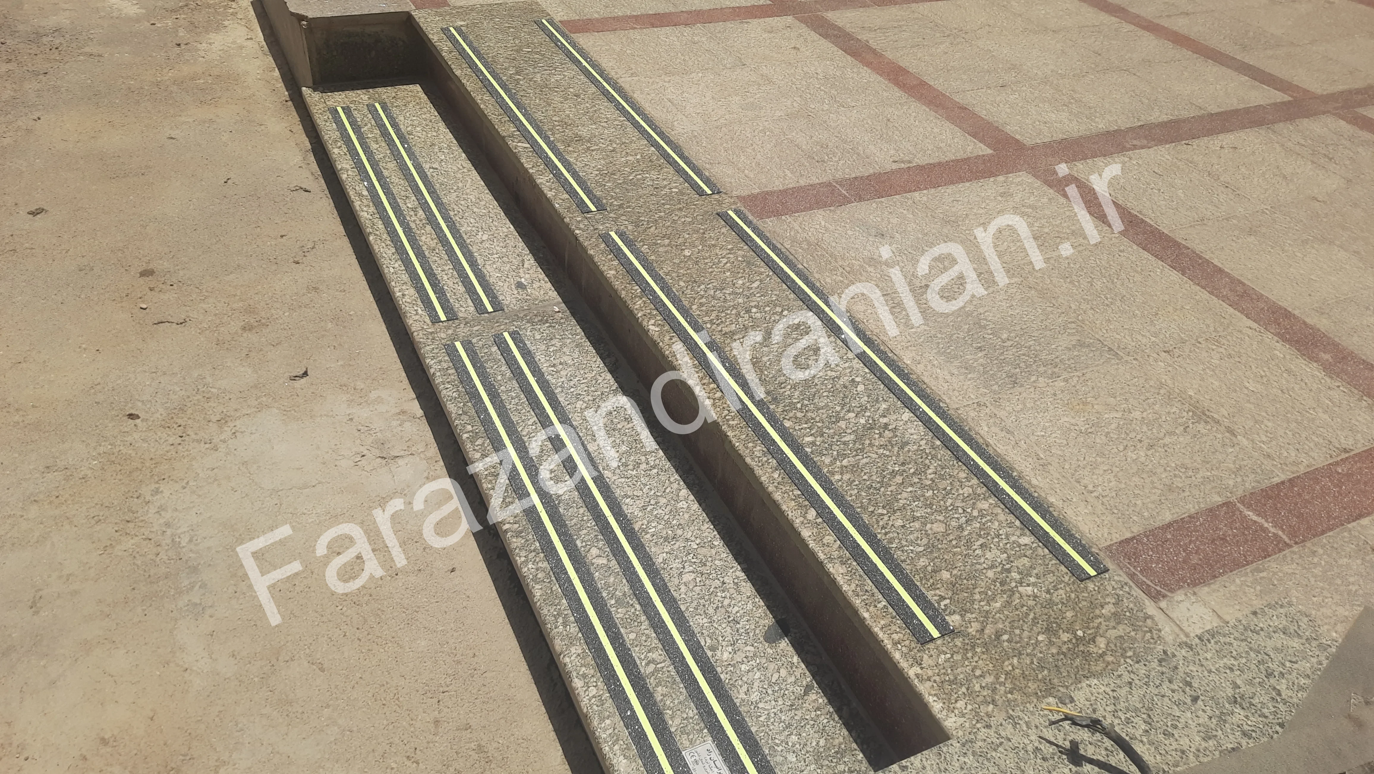 تصویر ۳۰ از اجرای نوار ضد لغزش در بیمارستان ۱۷ شهریور مشهد
