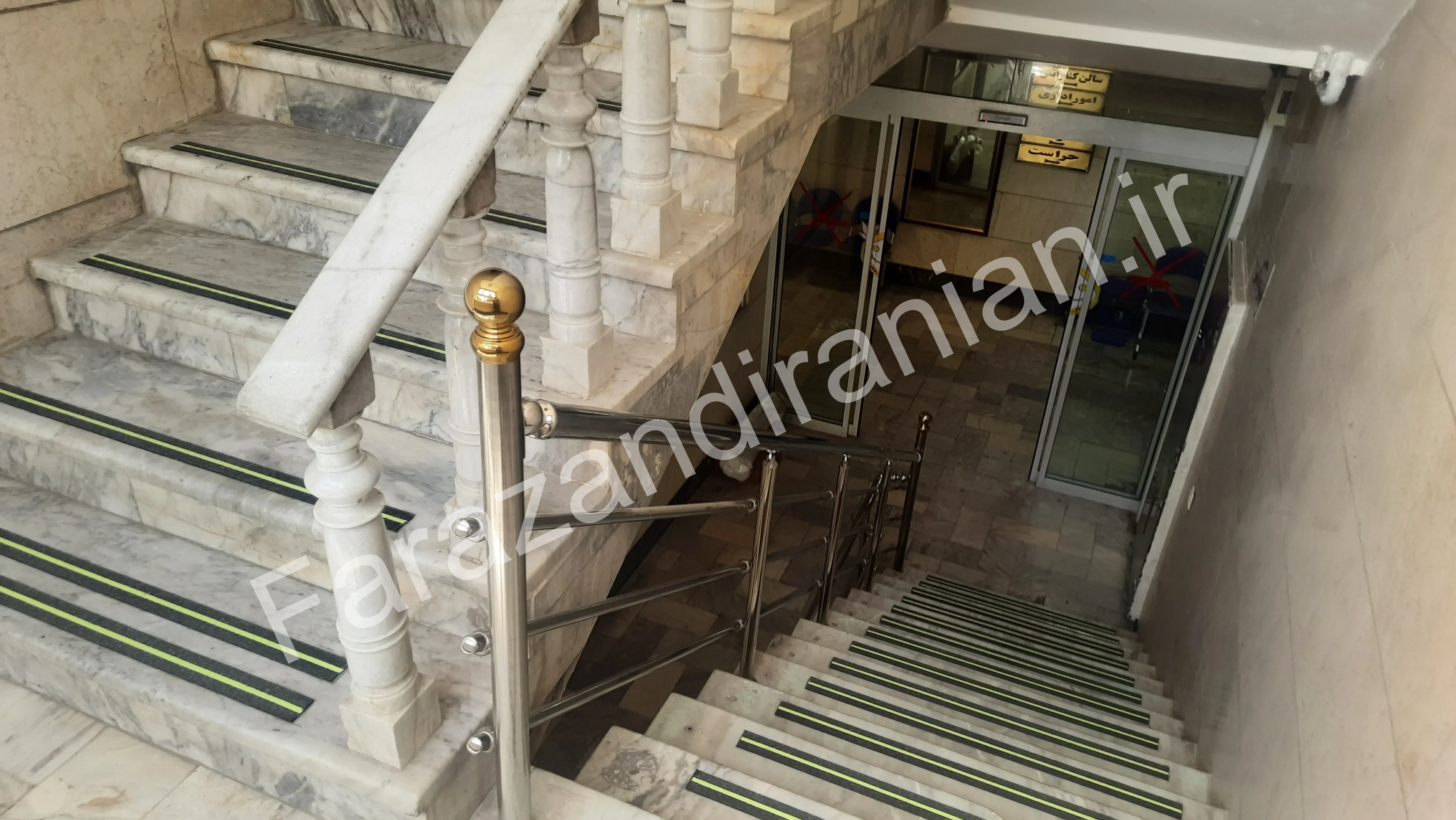 تصویر ۳۲ از اجرای نوار ضد لغزش در بیمارستان ۱۷ شهریور مشهد