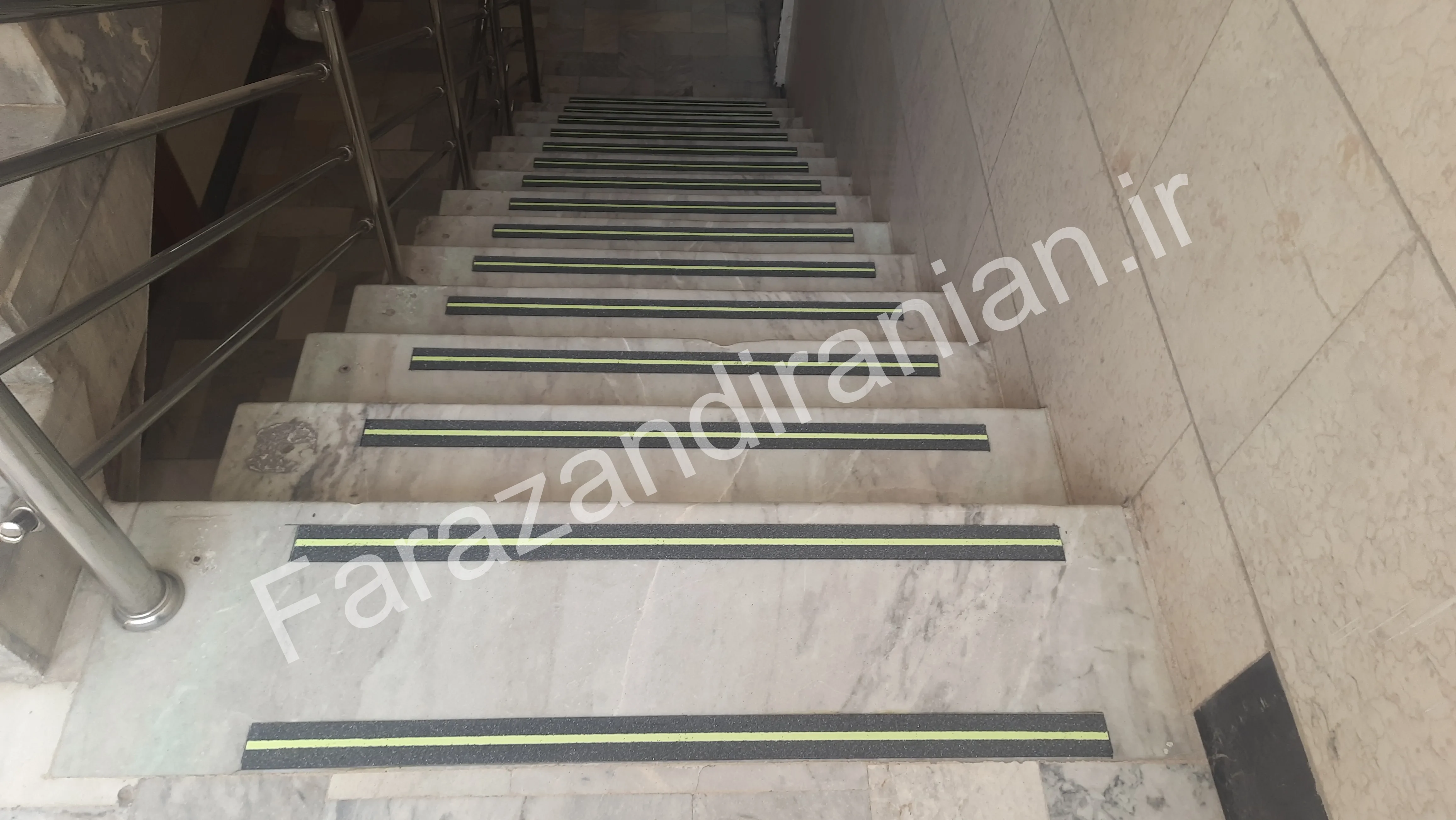 تصویر ۳۳ از اجرای نوار ضد لغزش در بیمارستان ۱۷ شهریور مشهد