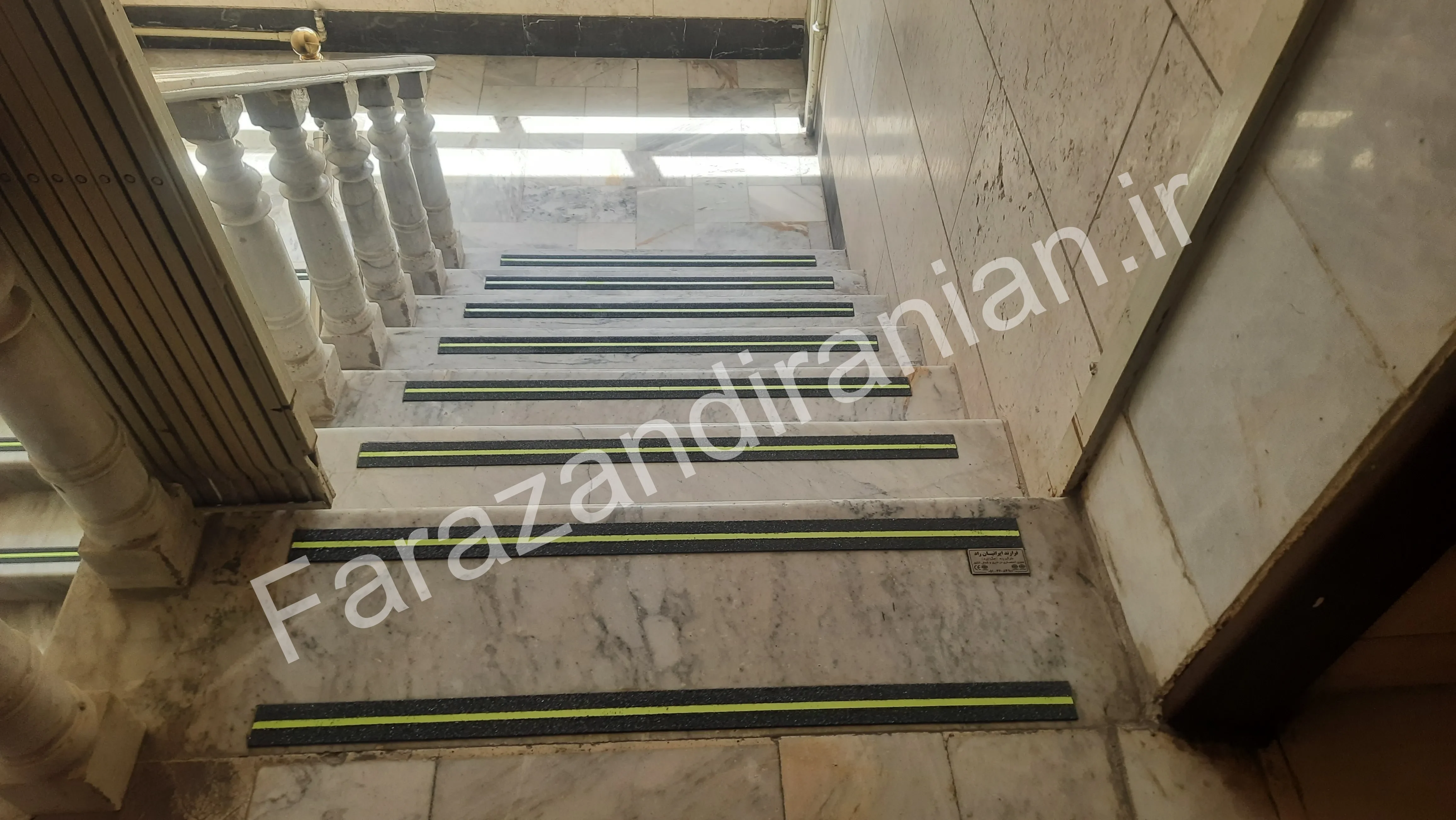 تصویر ۳۴ از اجرای نوار ضد لغزش در بیمارستان ۱۷ شهریور مشهد