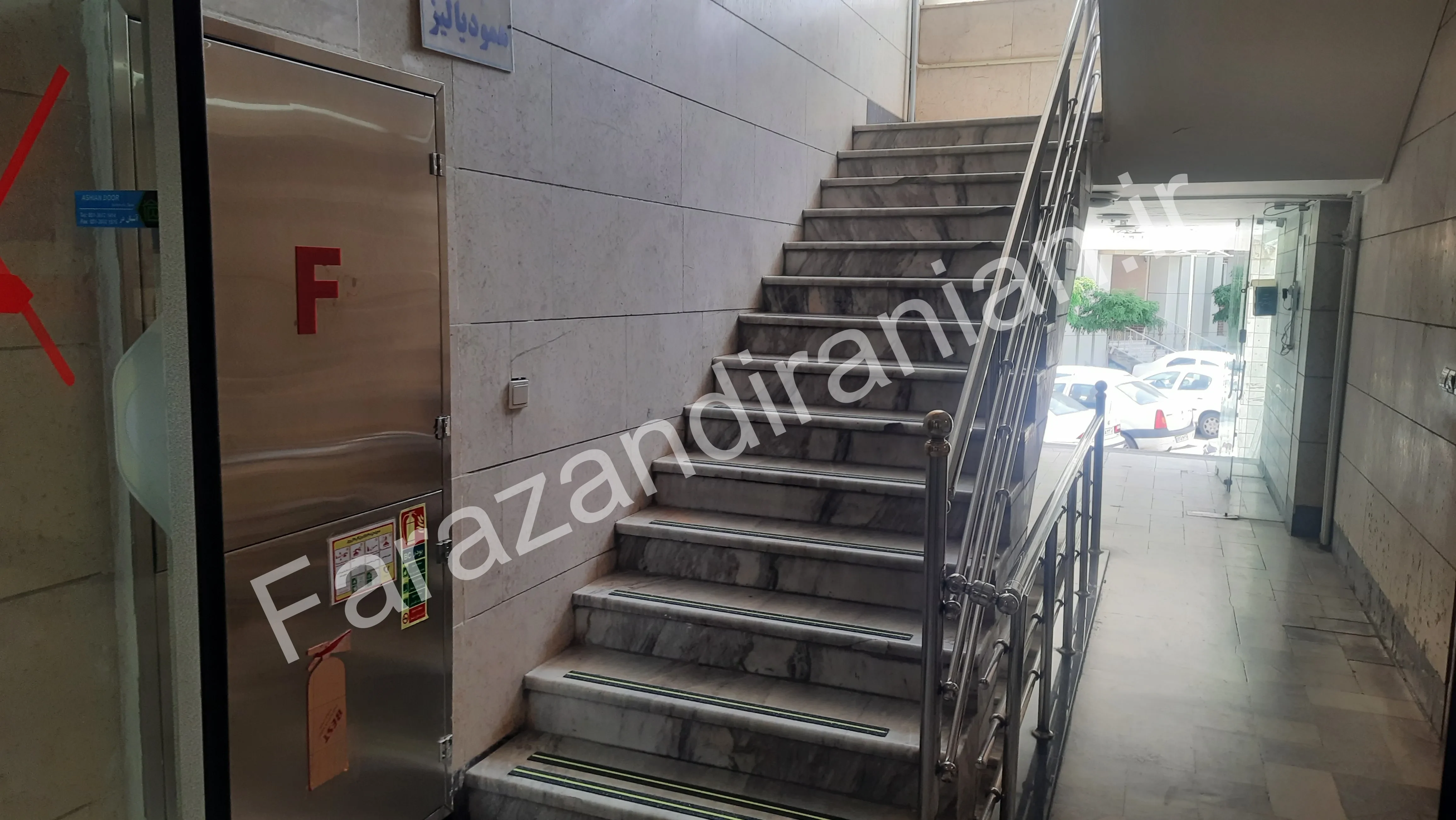 تصویر ۳۵ از اجرای نوار ضد لغزش در بیمارستان ۱۷ شهریور مشهد