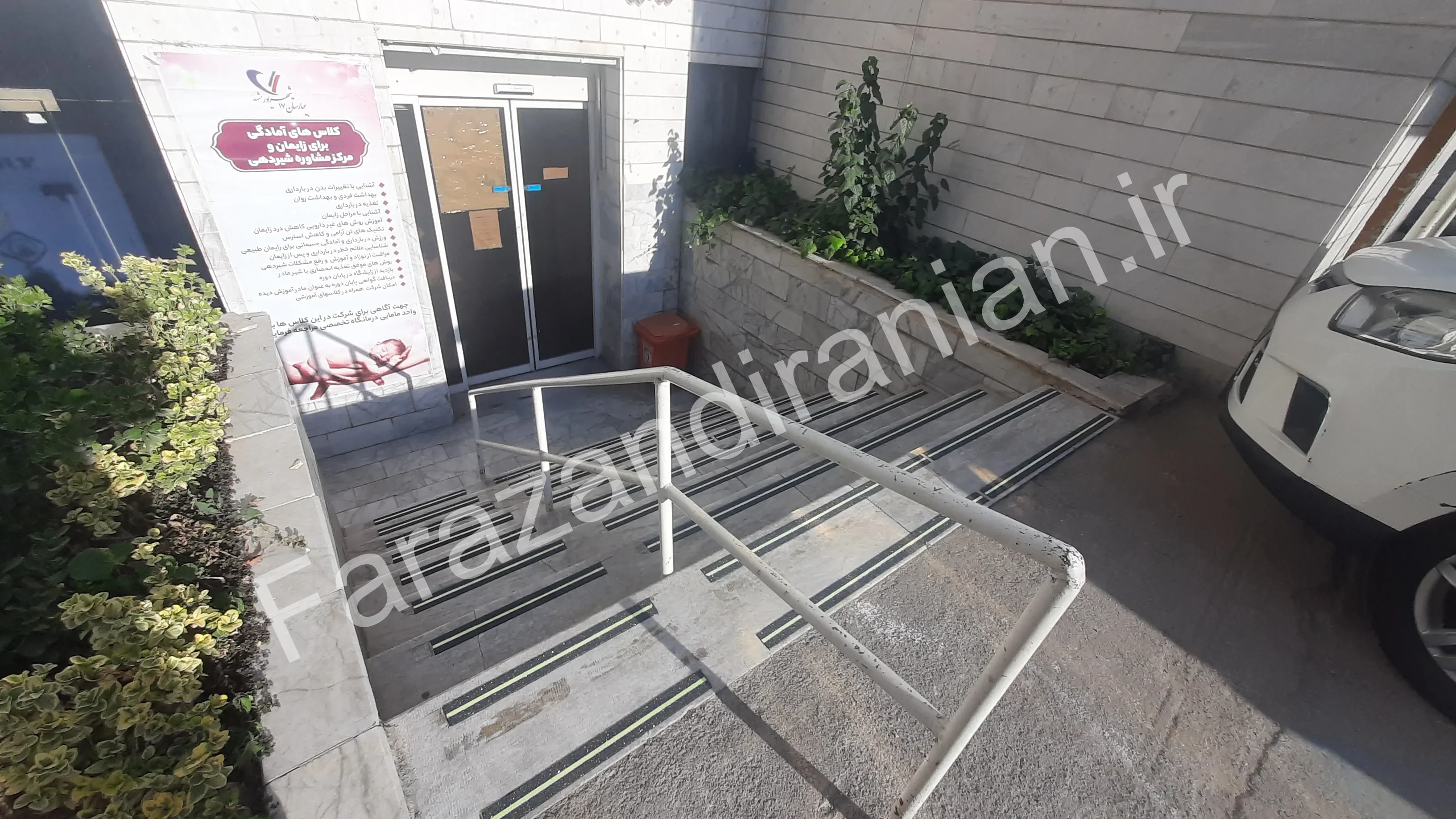 تصویر ۳۶ از اجرای نوار ضد لغزش در بیمارستان ۱۷ شهریور مشهد
