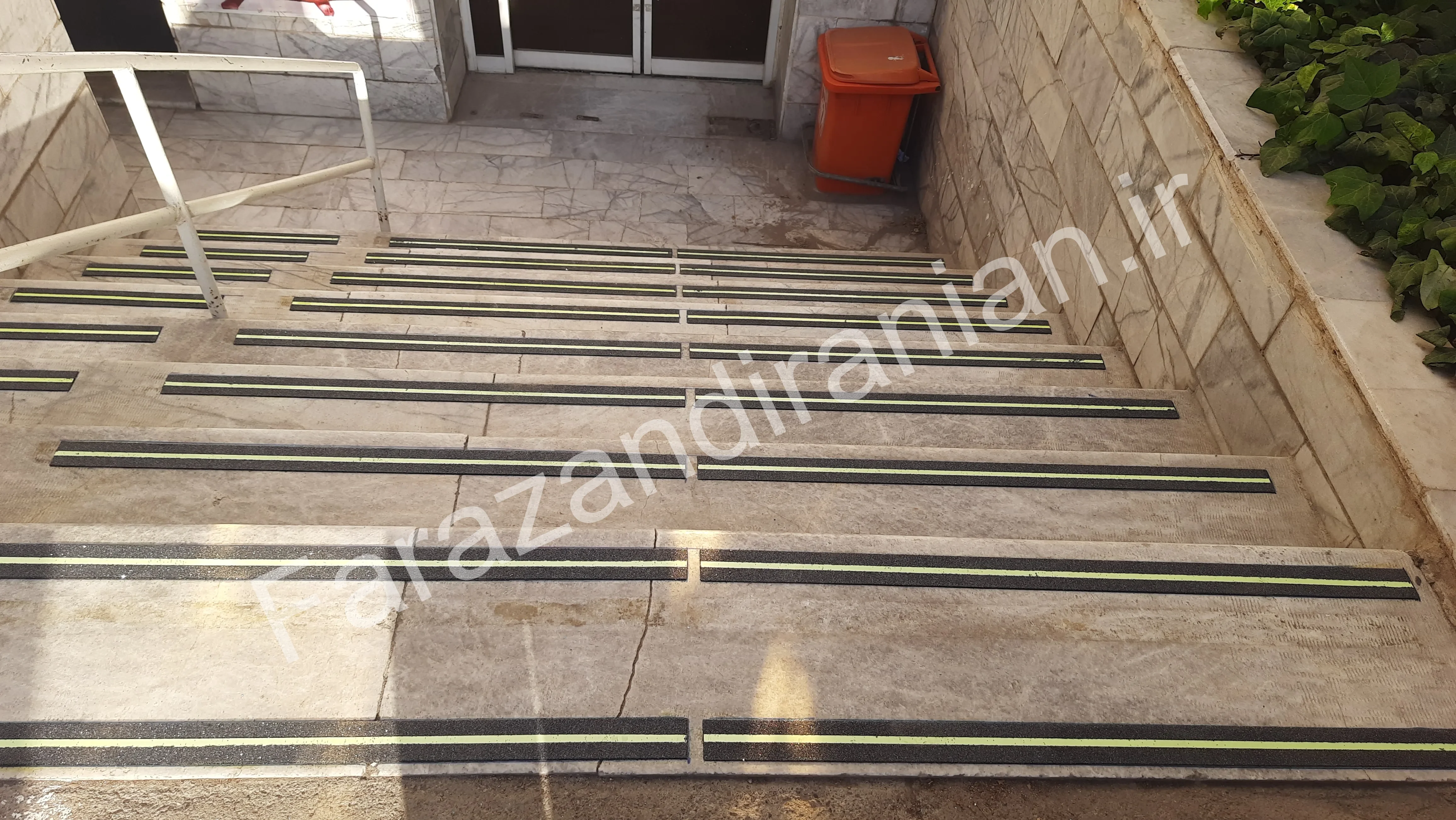 تصویر ۳۷ از اجرای نوار ضد لغزش در بیمارستان ۱۷ شهریور مشهد