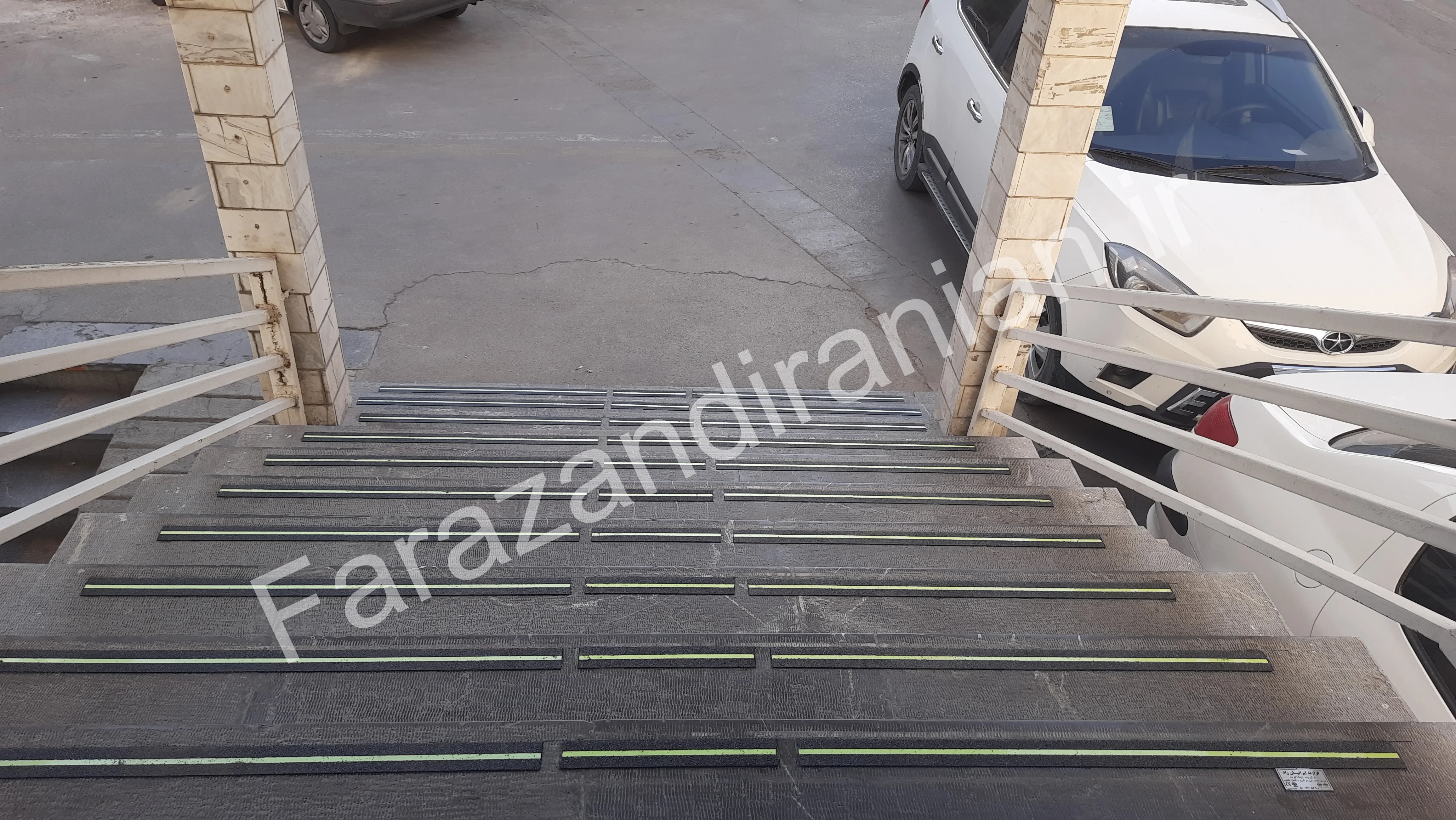 تصویر ۳۸ از اجرای نوار ضد لغزش در بیمارستان ۱۷ شهریور مشهد