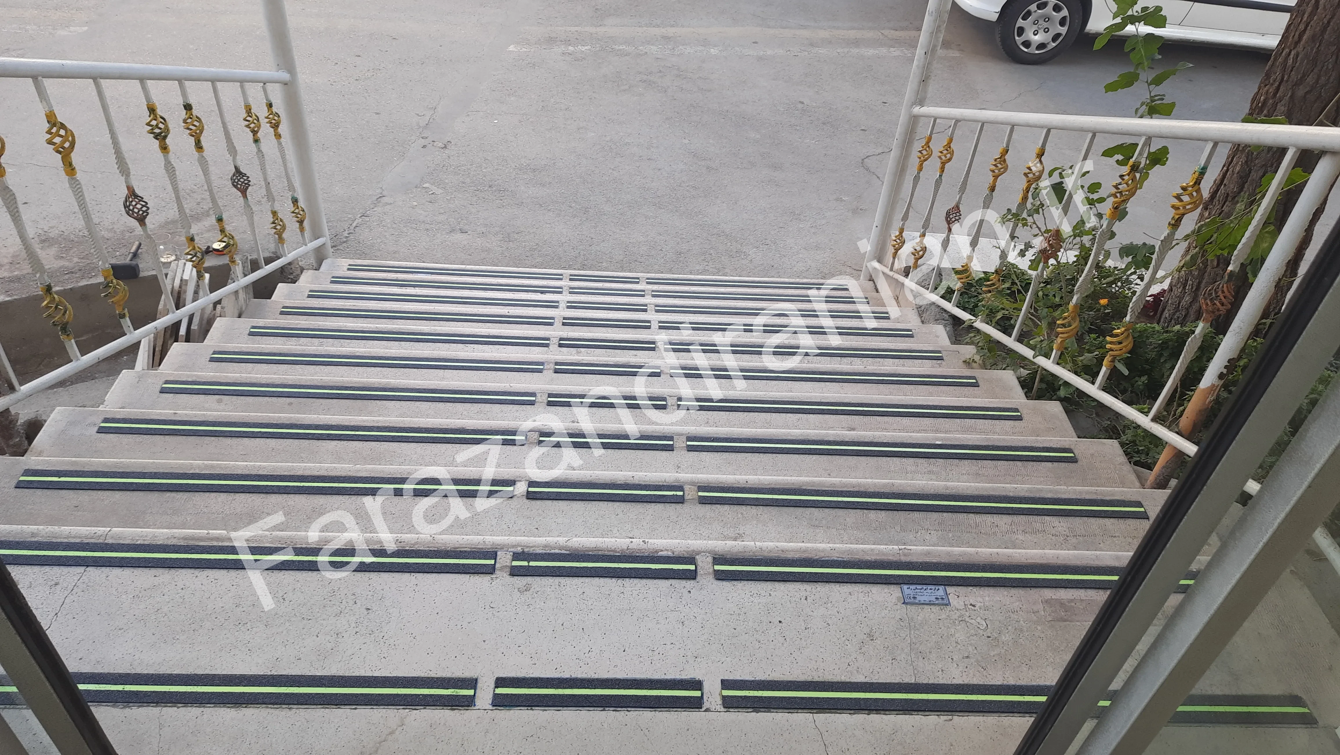 تصویر ۴۰ از اجرای نوار ضد لغزش در بیمارستان ۱۷ شهریور مشهد