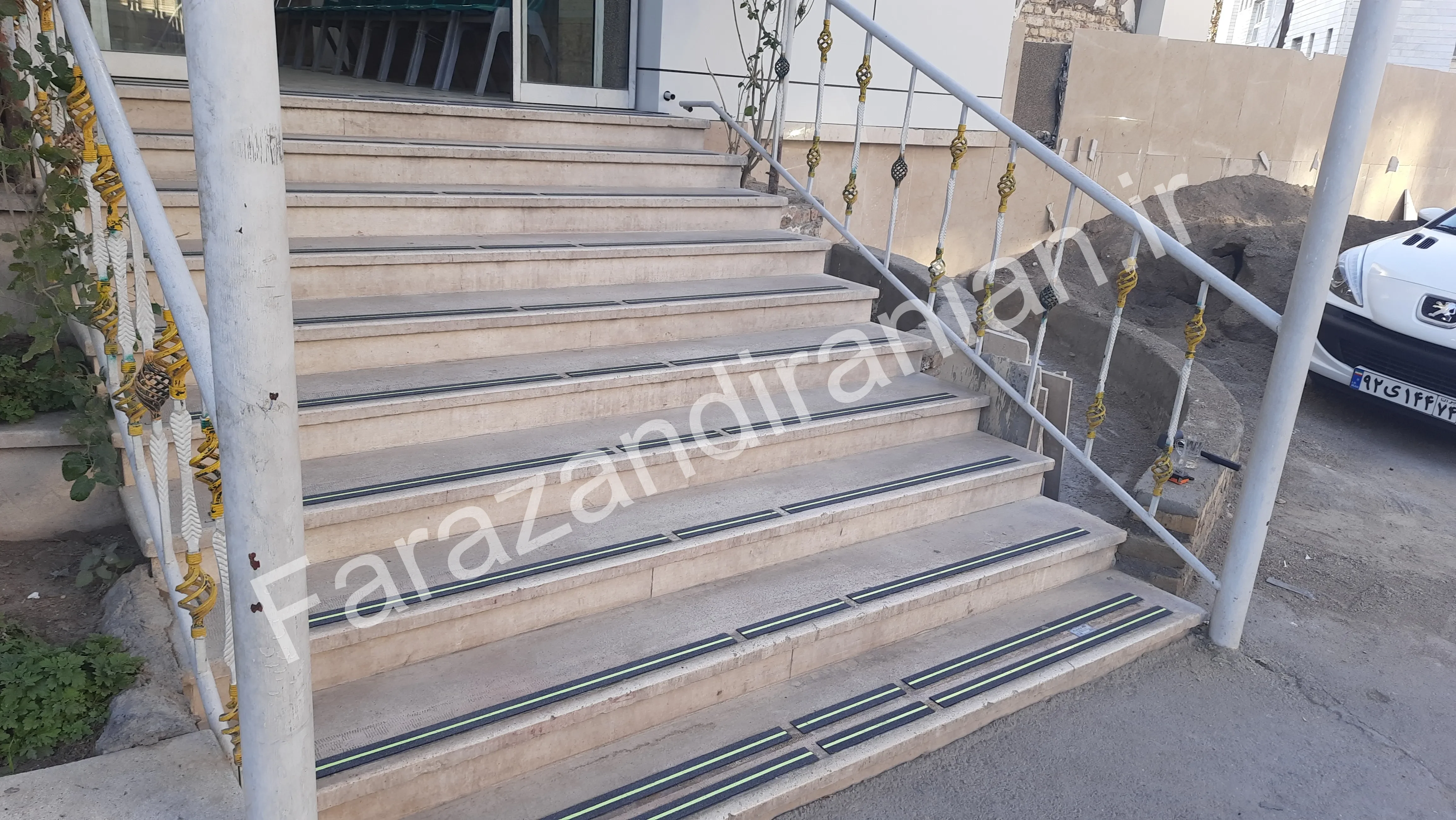 تصویر ۴۱ از اجرای نوار ضد لغزش در بیمارستان ۱۷ شهریور مشهد