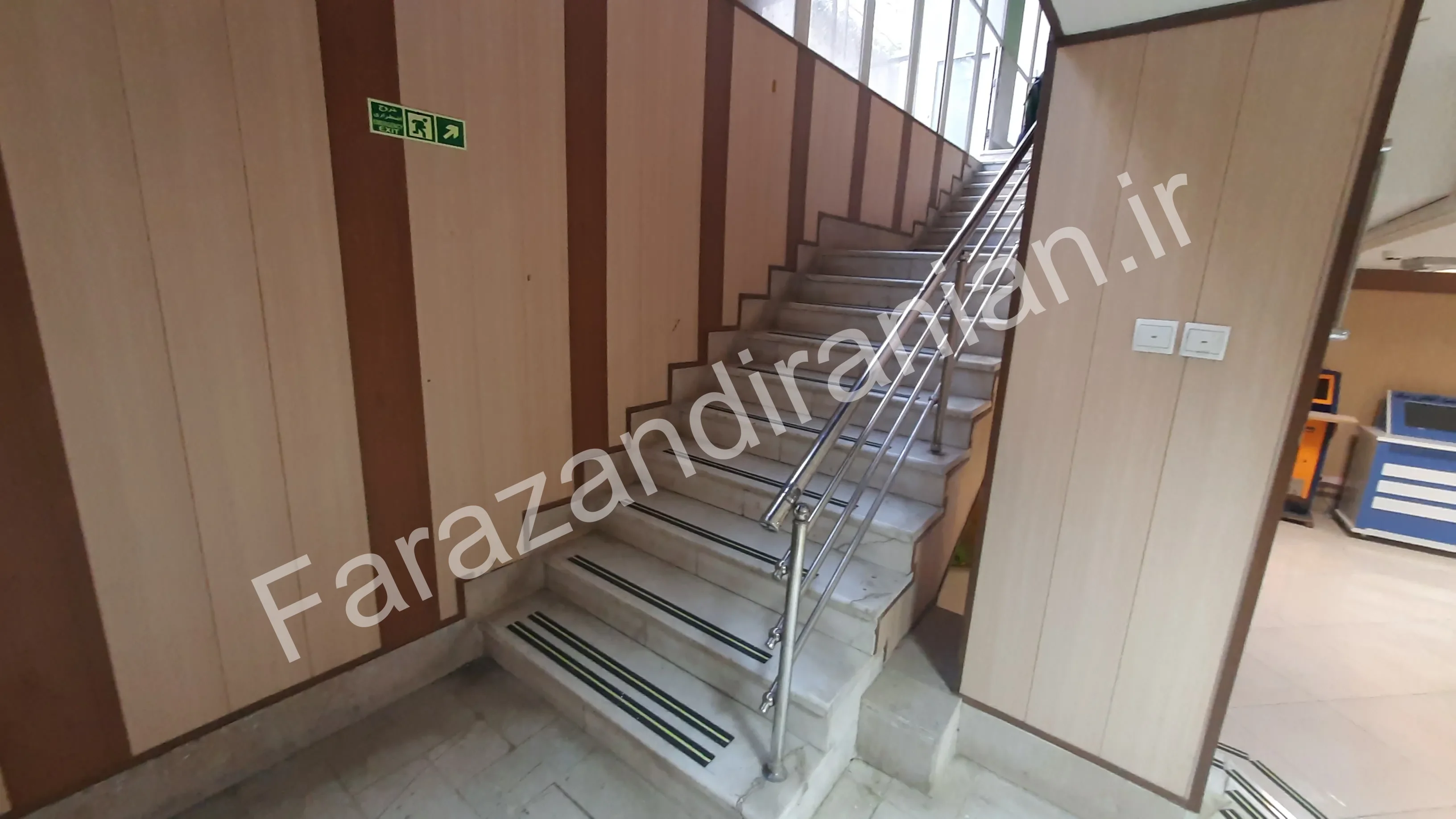 تصویر ۴۶ از اجرای نوار ضد لغزش در بیمارستان ۱۷ شهریور مشهد
