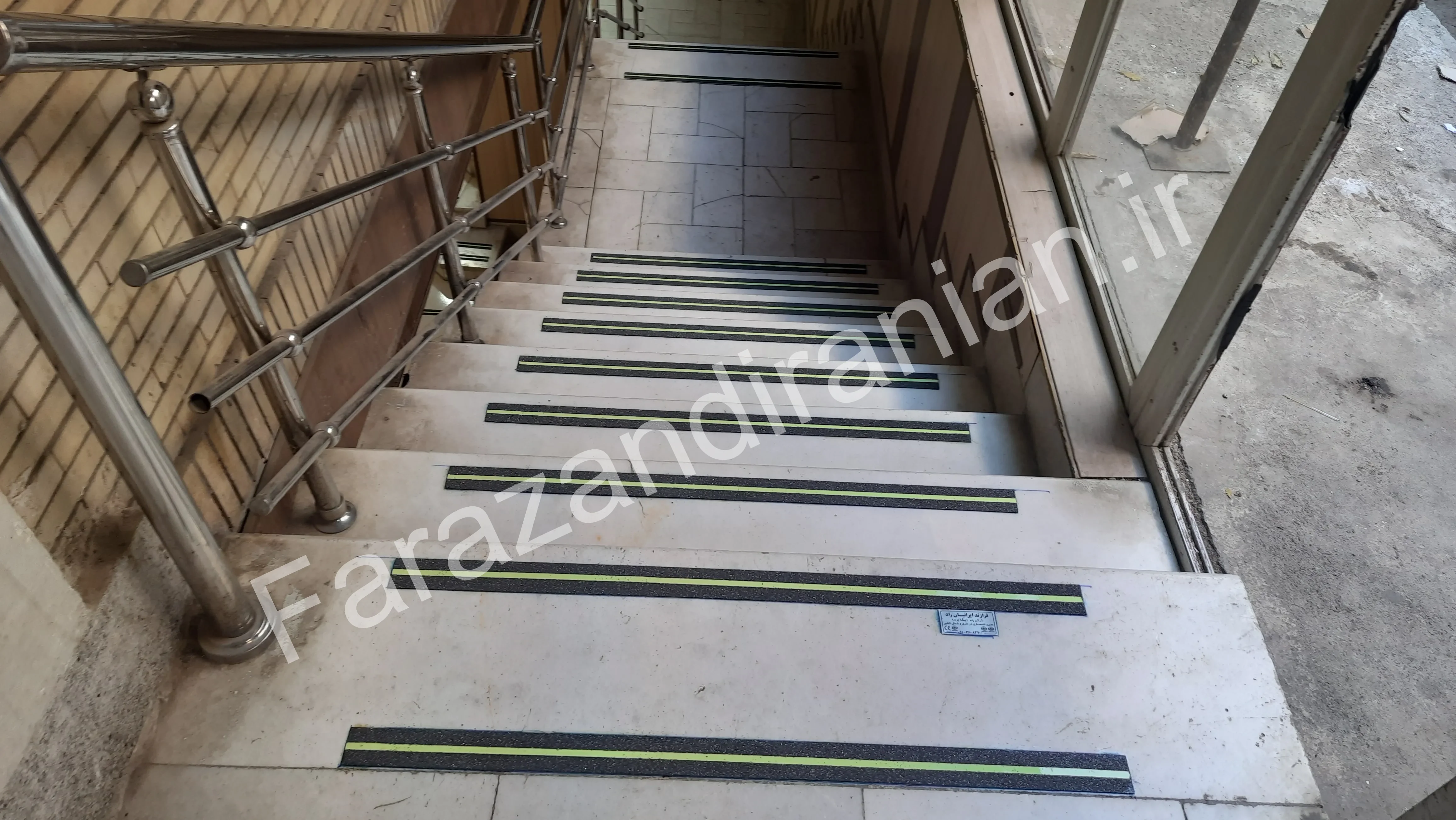 تصویر ۴۹ از اجرای نوار ضد لغزش در بیمارستان ۱۷ شهریور مشهد