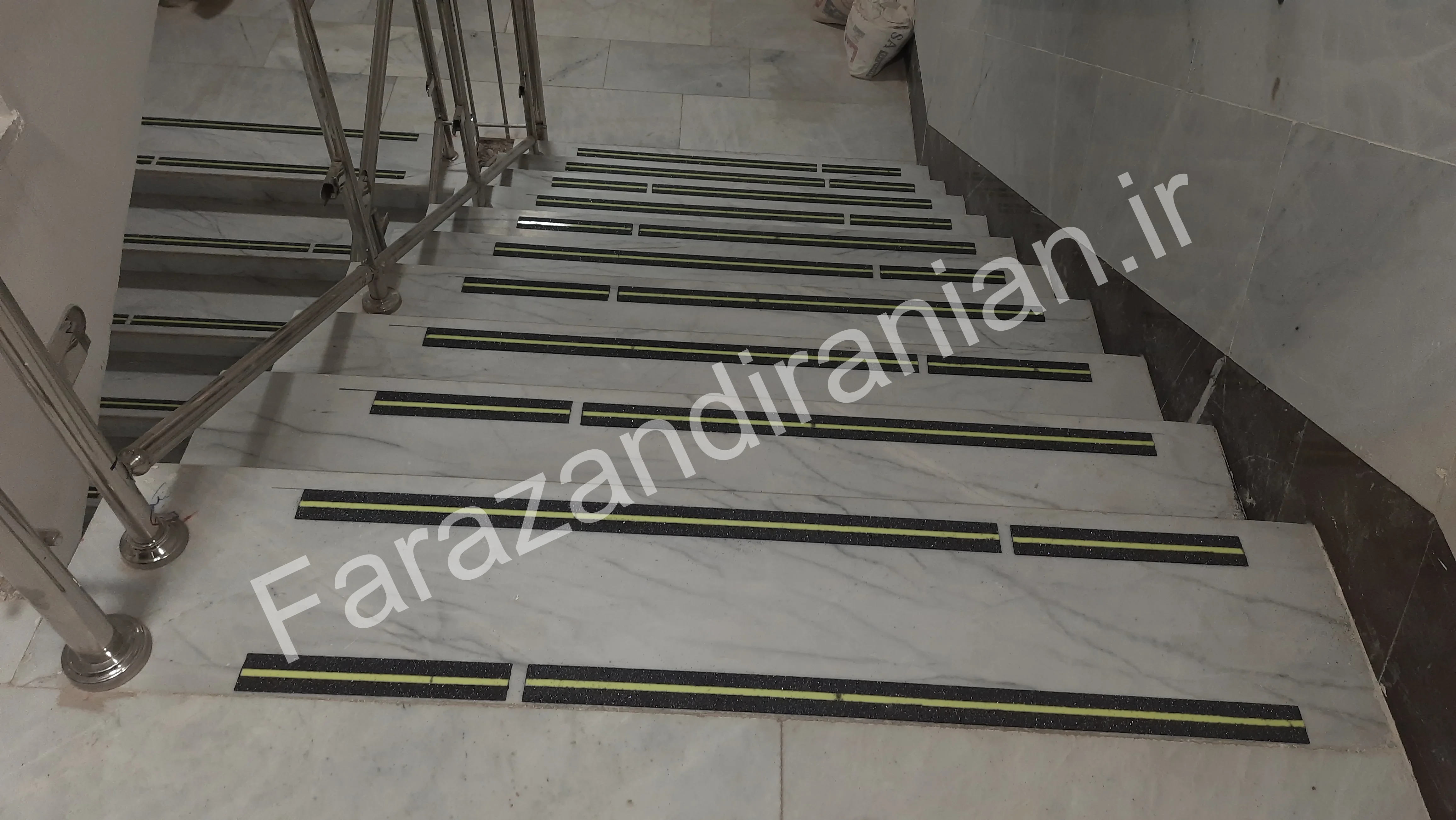 تصویر ۵۰ از اجرای نوار ضد لغزش در بیمارستان ۱۷ شهریور مشهد