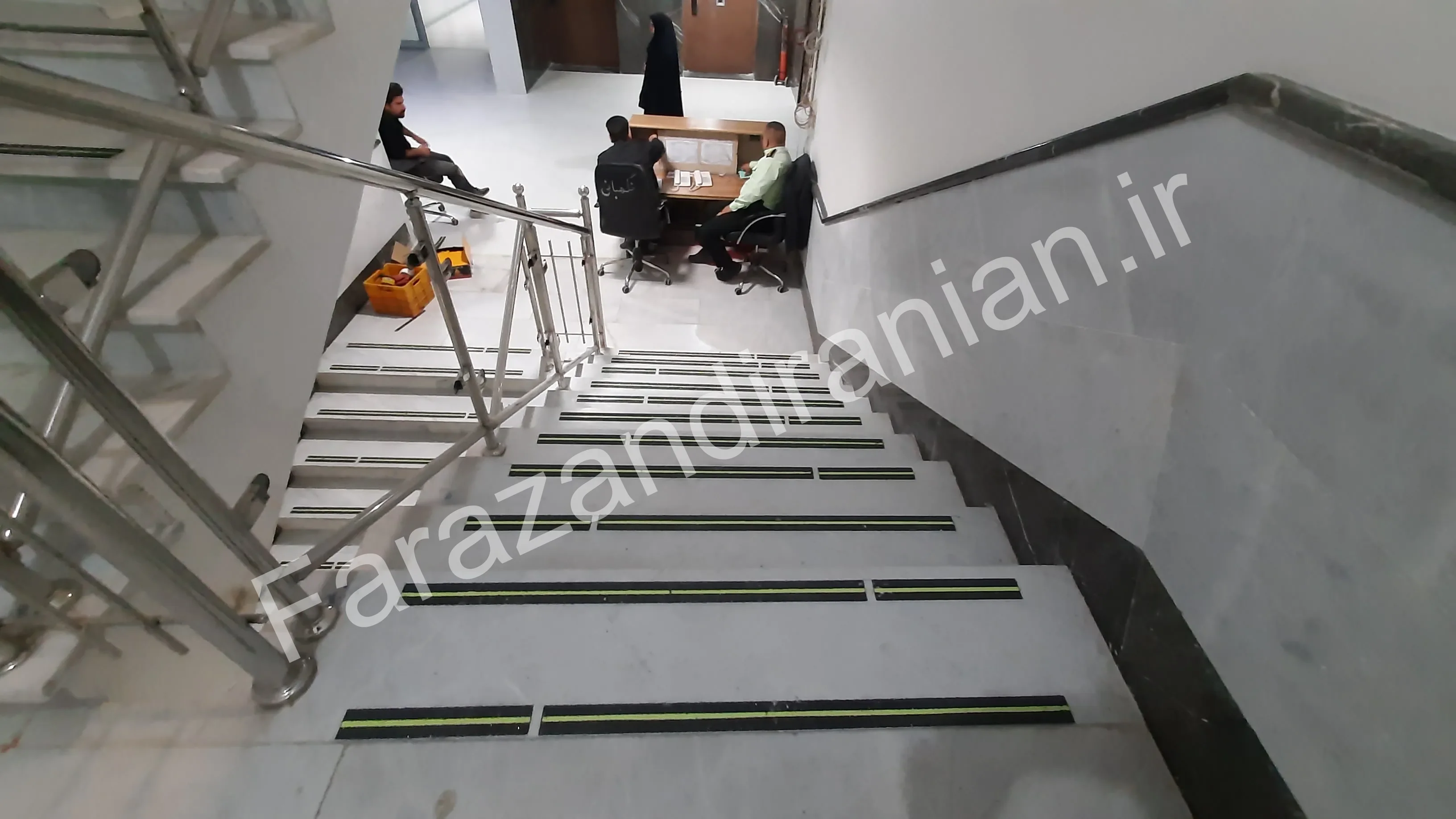 تصویر ۵۲ از اجرای نوار ضد لغزش در بیمارستان ۱۷ شهریور مشهد
