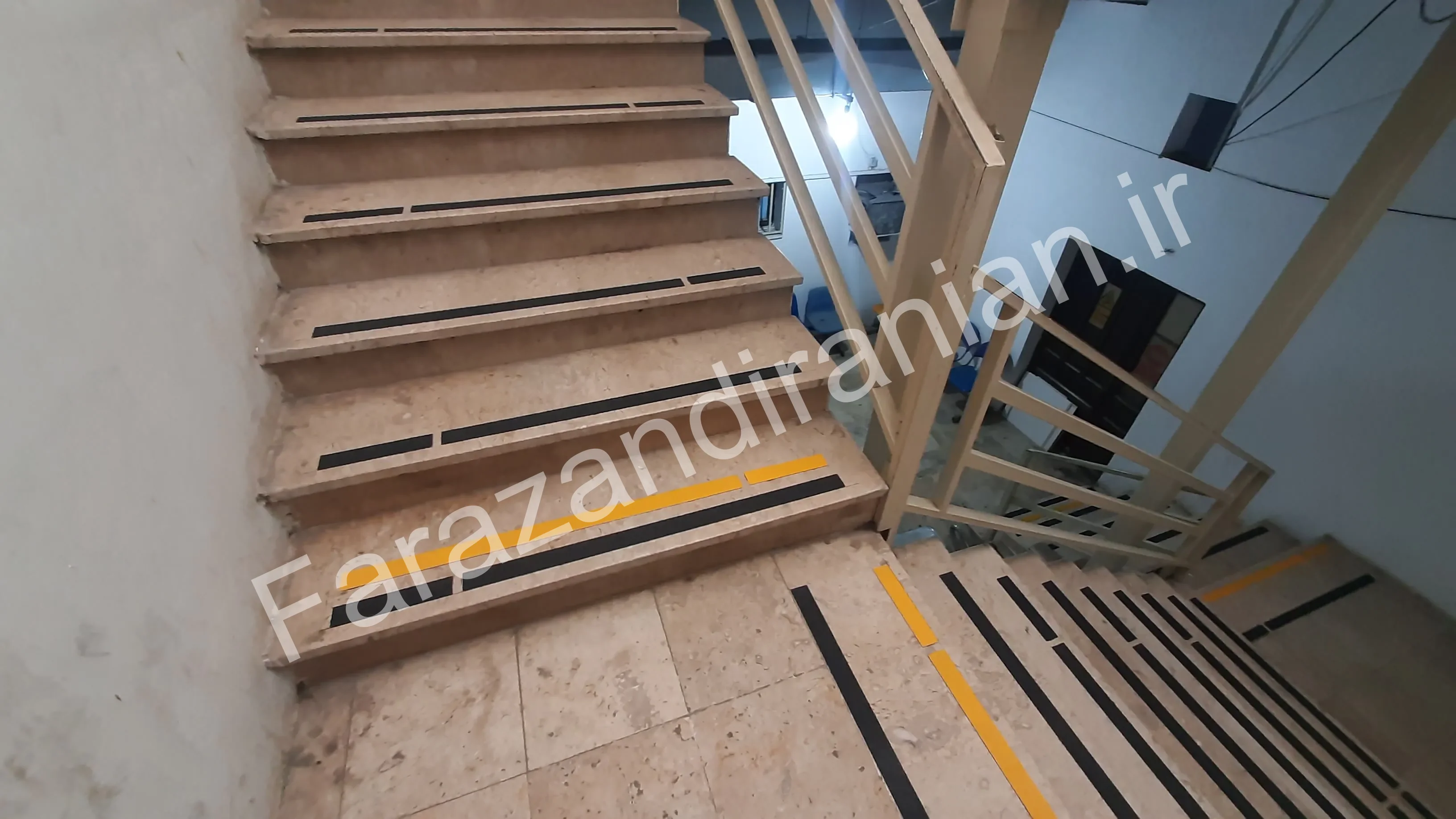 تصویر ۳ از اجرای نوار ضد لغزش در بیمارستان ۵ آذر گرگان