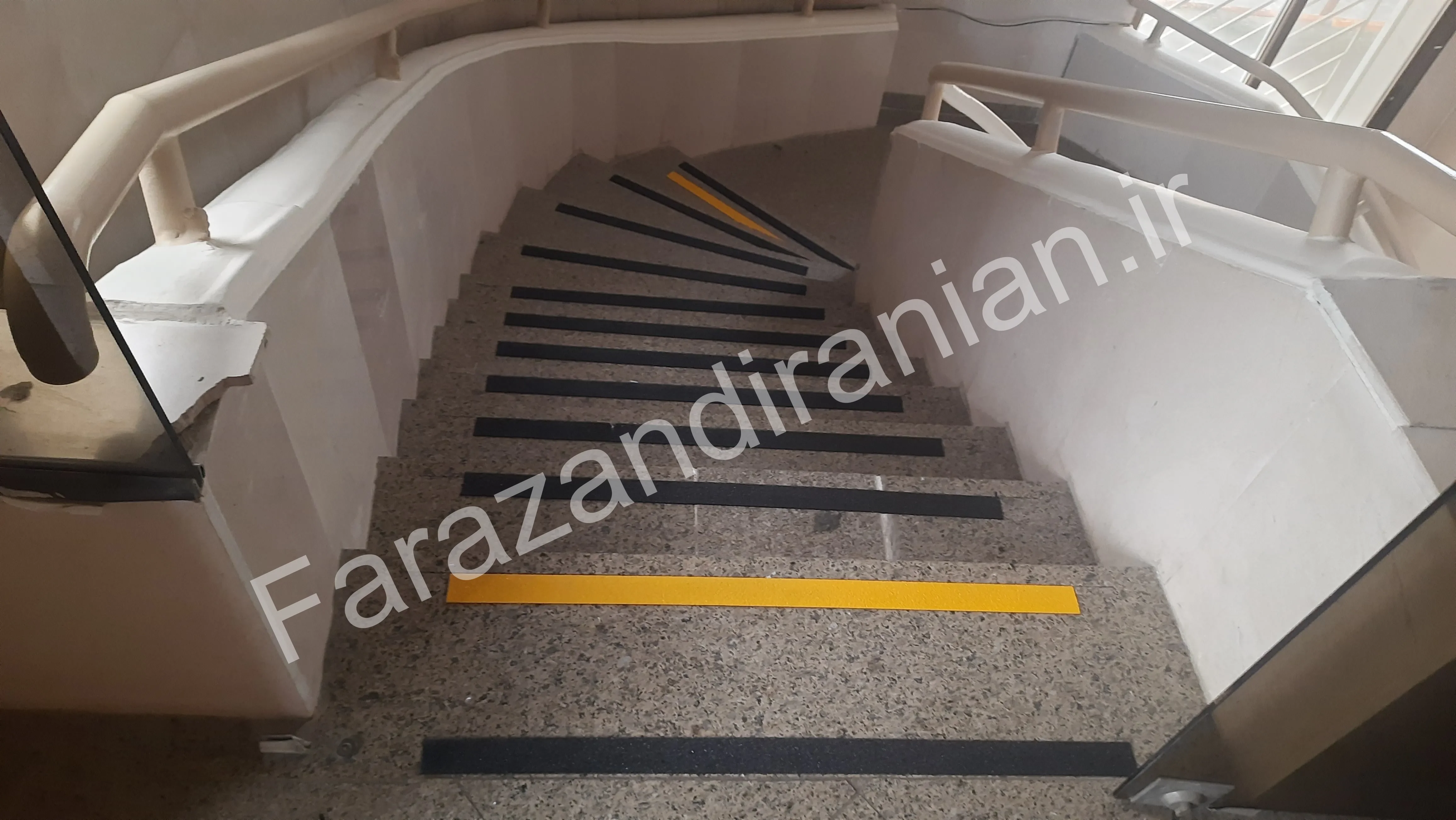 تصویر ۴ از اجرای نوار ضد لغزش در بیمارستان ۵ آذر گرگان