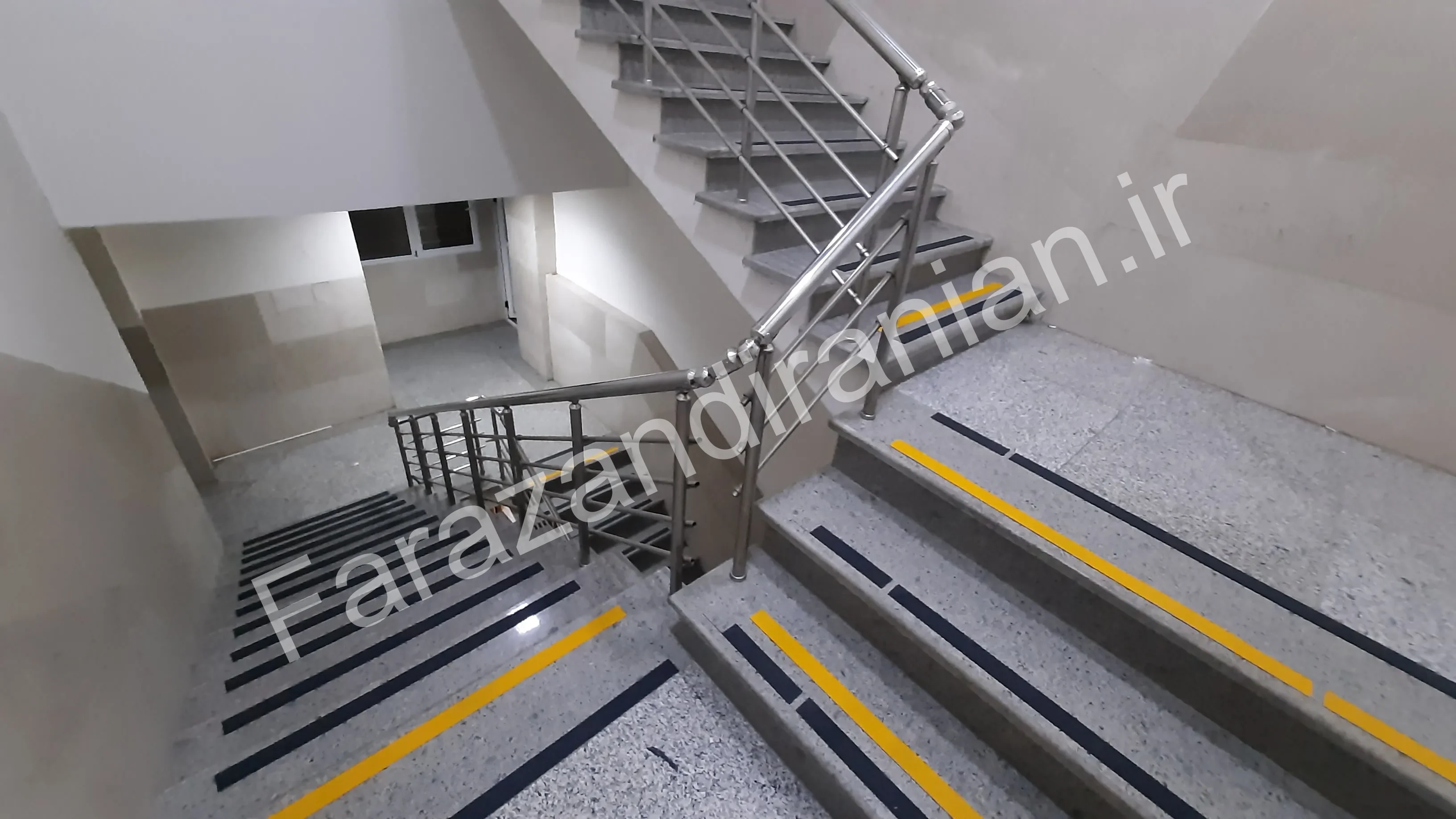 تصویر ۵ از اجرای نوار ضد لغزش در بیمارستان ۵ آذر گرگان