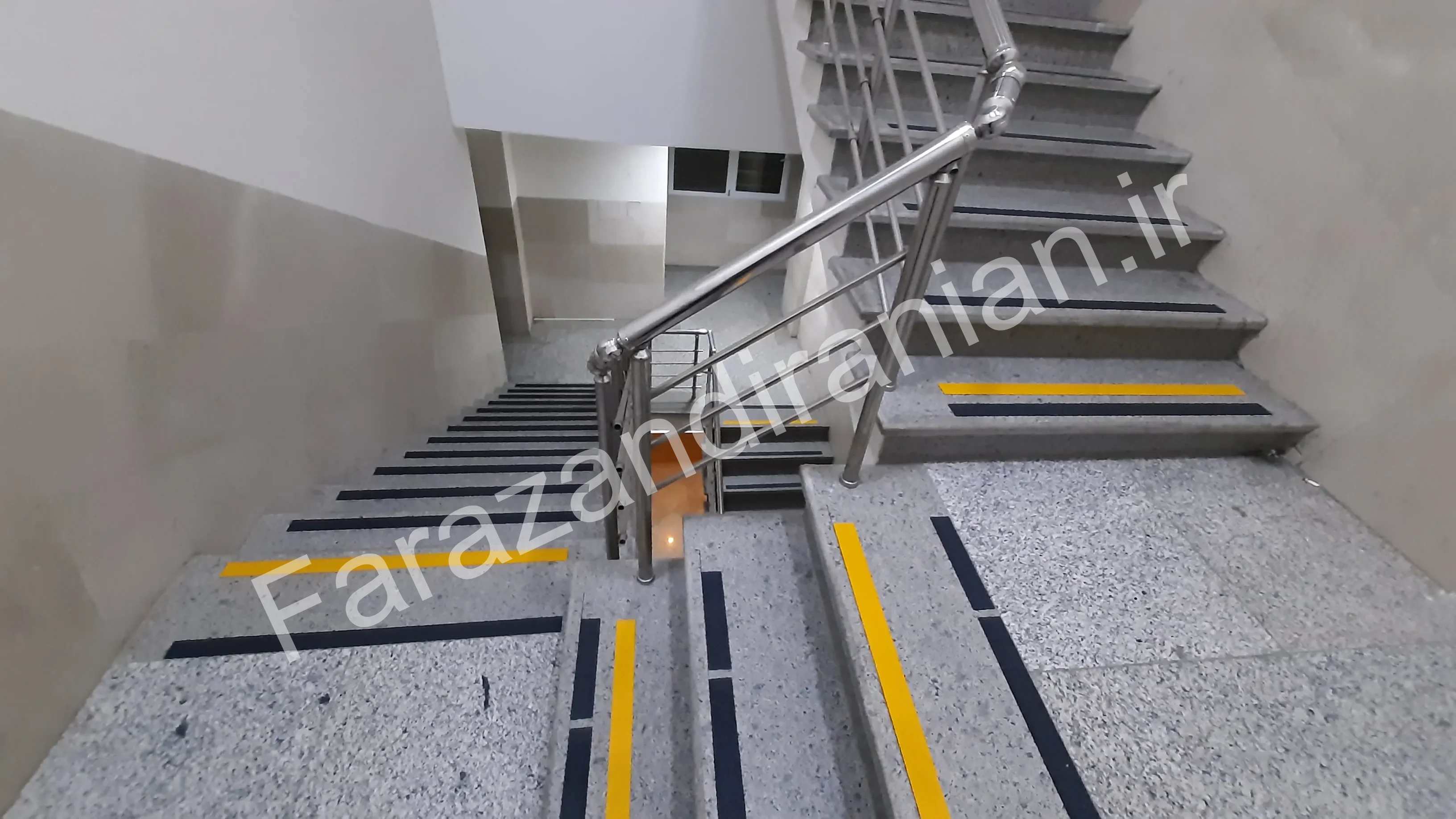 تصویر ۶ از اجرای نوار ضد لغزش در بیمارستان ۵ آذر گرگان