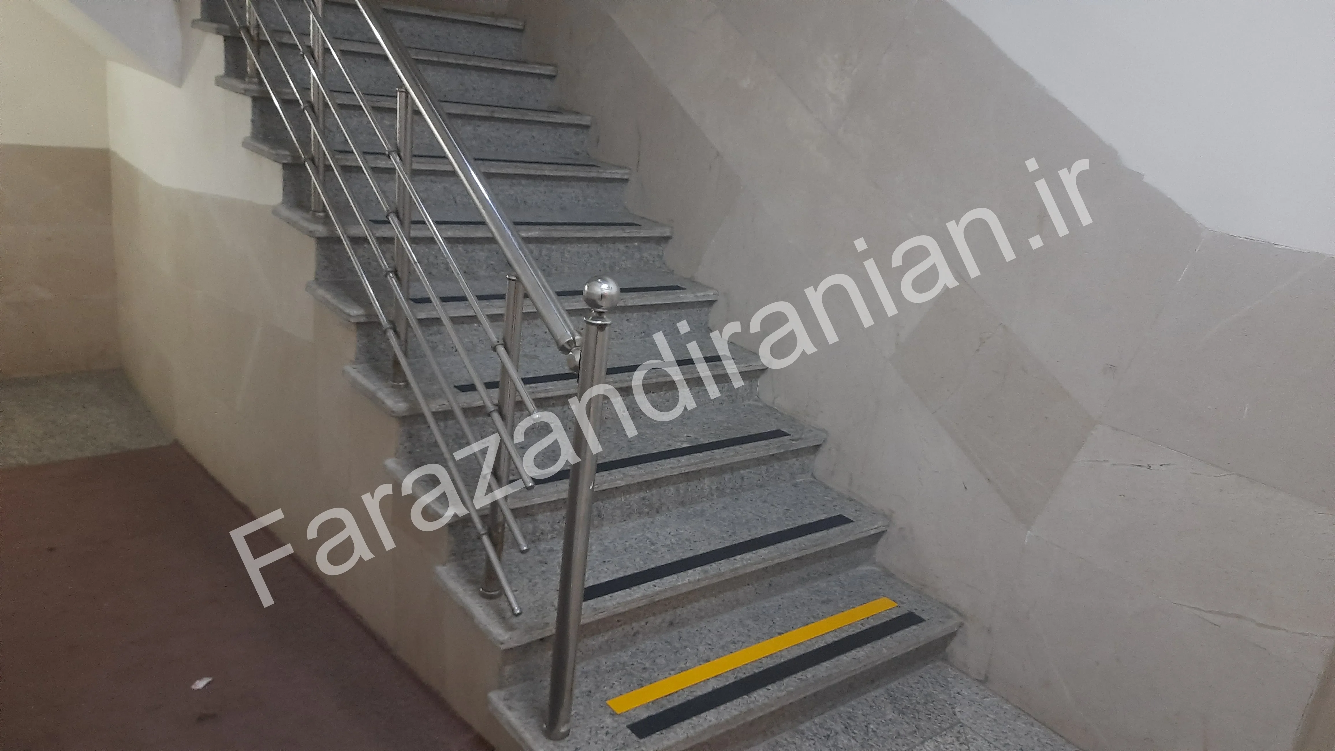 تصویر ۷ از اجرای نوار ضد لغزش در بیمارستان ۵ آذر گرگان