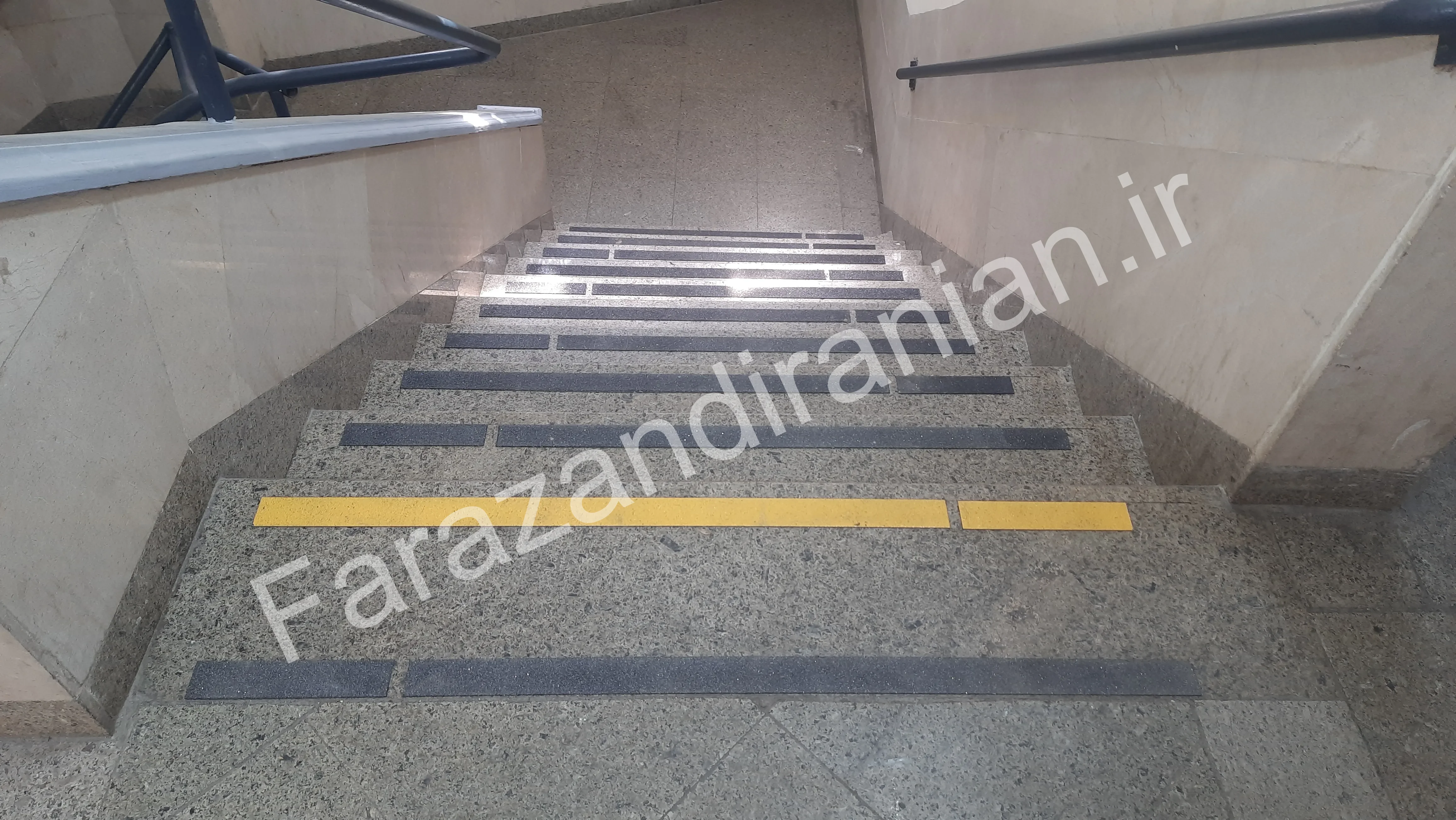 تصویر ۸ از اجرای نوار ضد لغزش در بیمارستان ۵ آذر گرگان