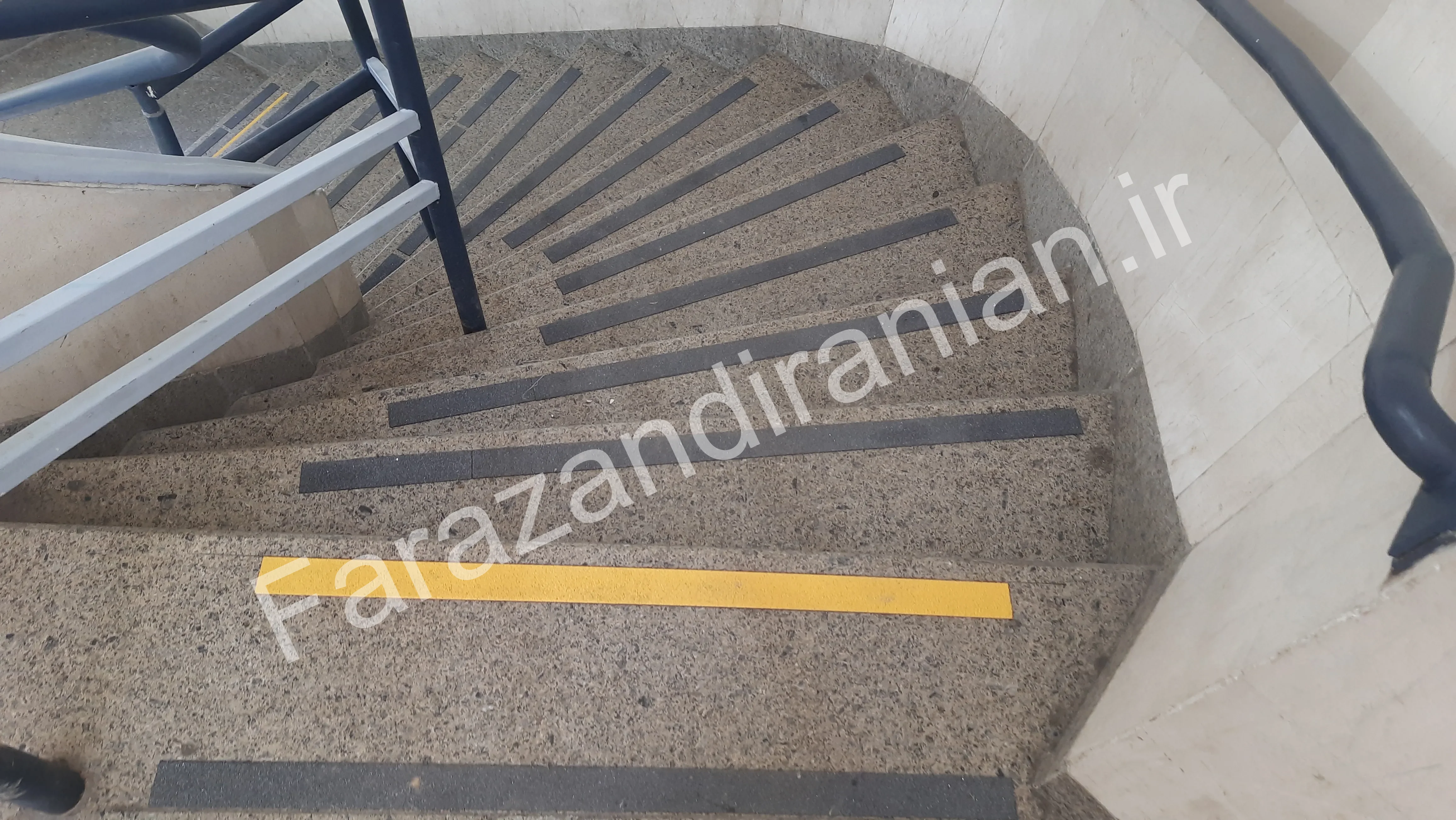تصویر ۹ از اجرای نوار ضد لغزش در بیمارستان ۵ آذر گرگان