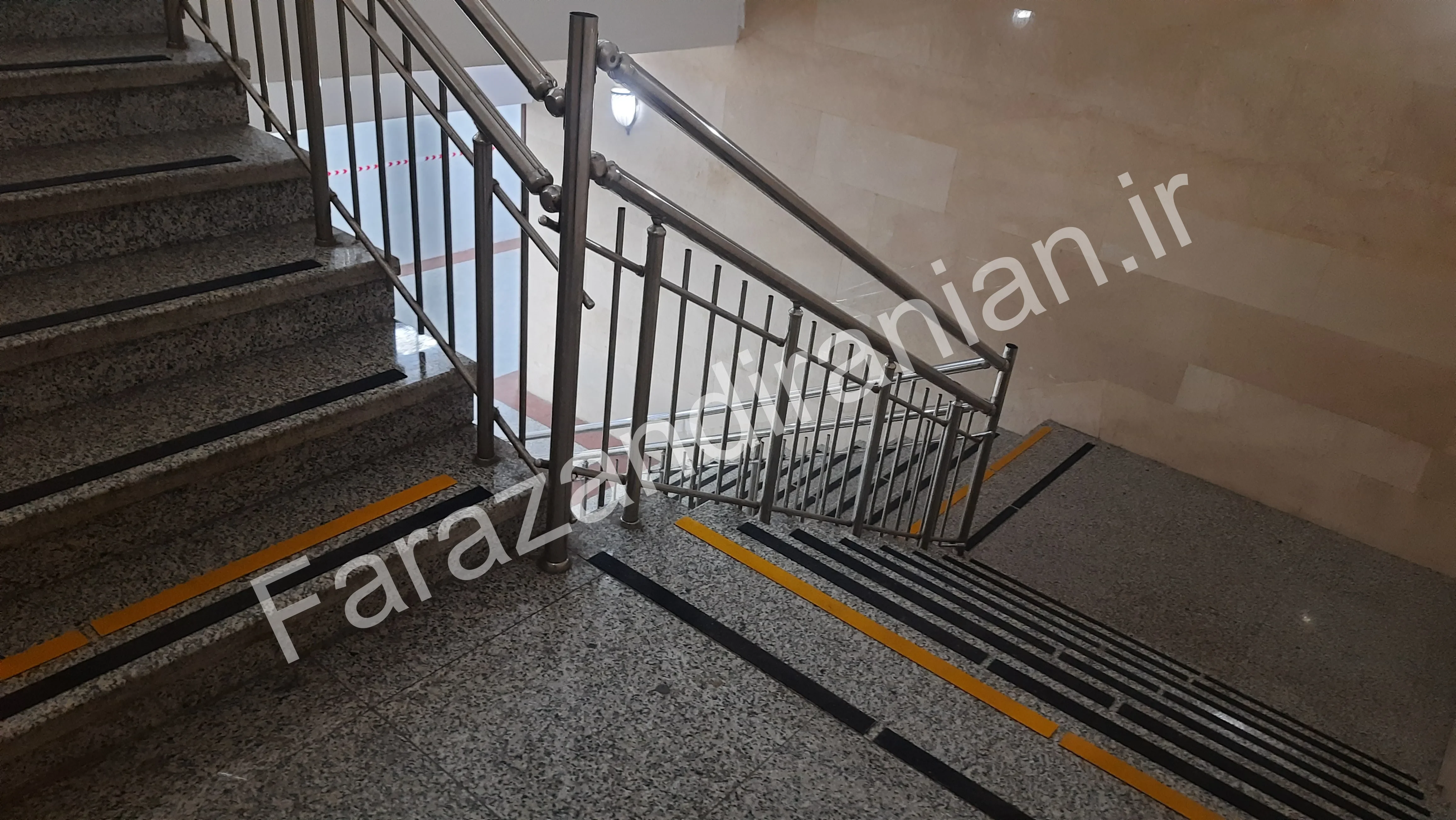 تصویر ۱۲ از اجرای نوار ضد لغزش در بیمارستان ۵ آذر گرگان