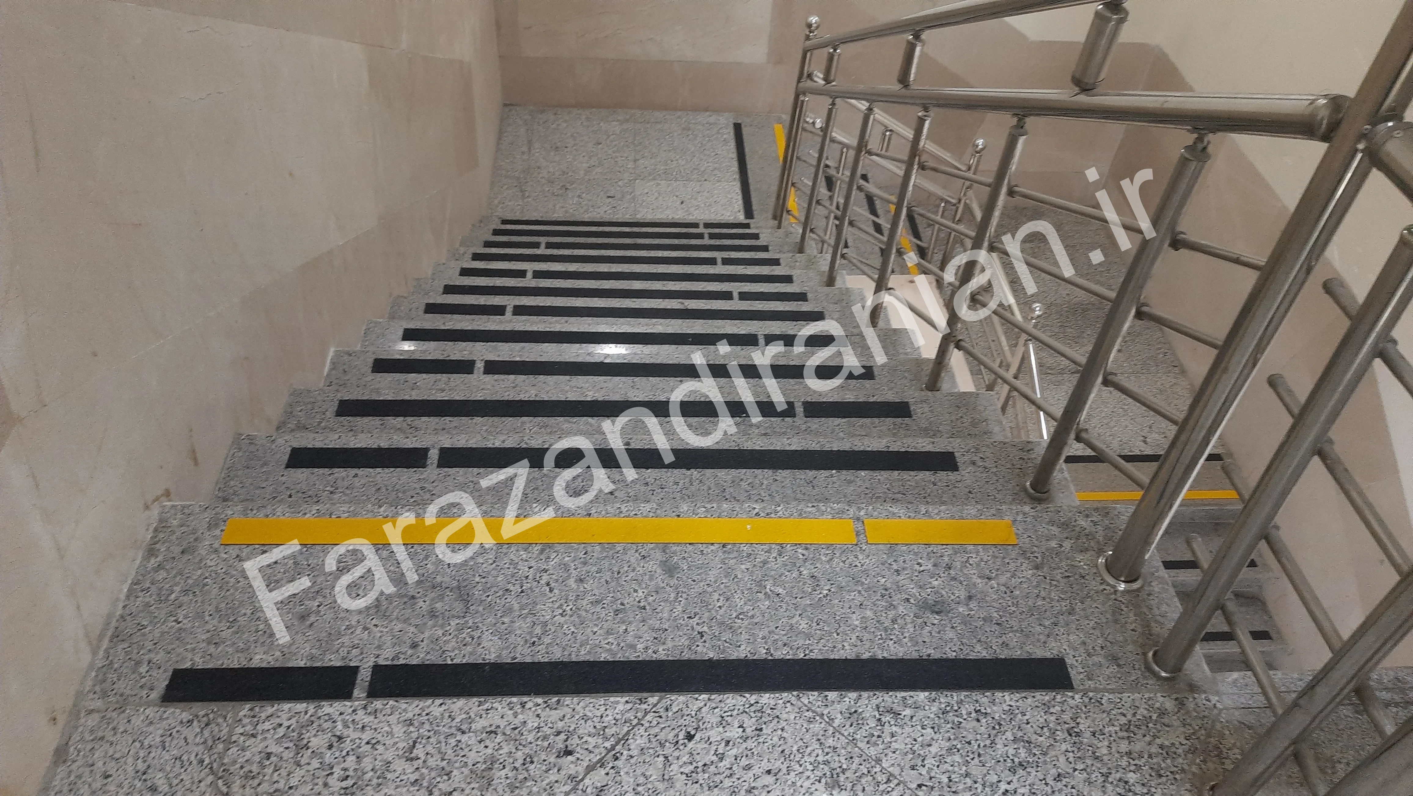 تصویر ۱۳ از اجرای نوار ضد لغزش در بیمارستان ۵ آذر گرگان