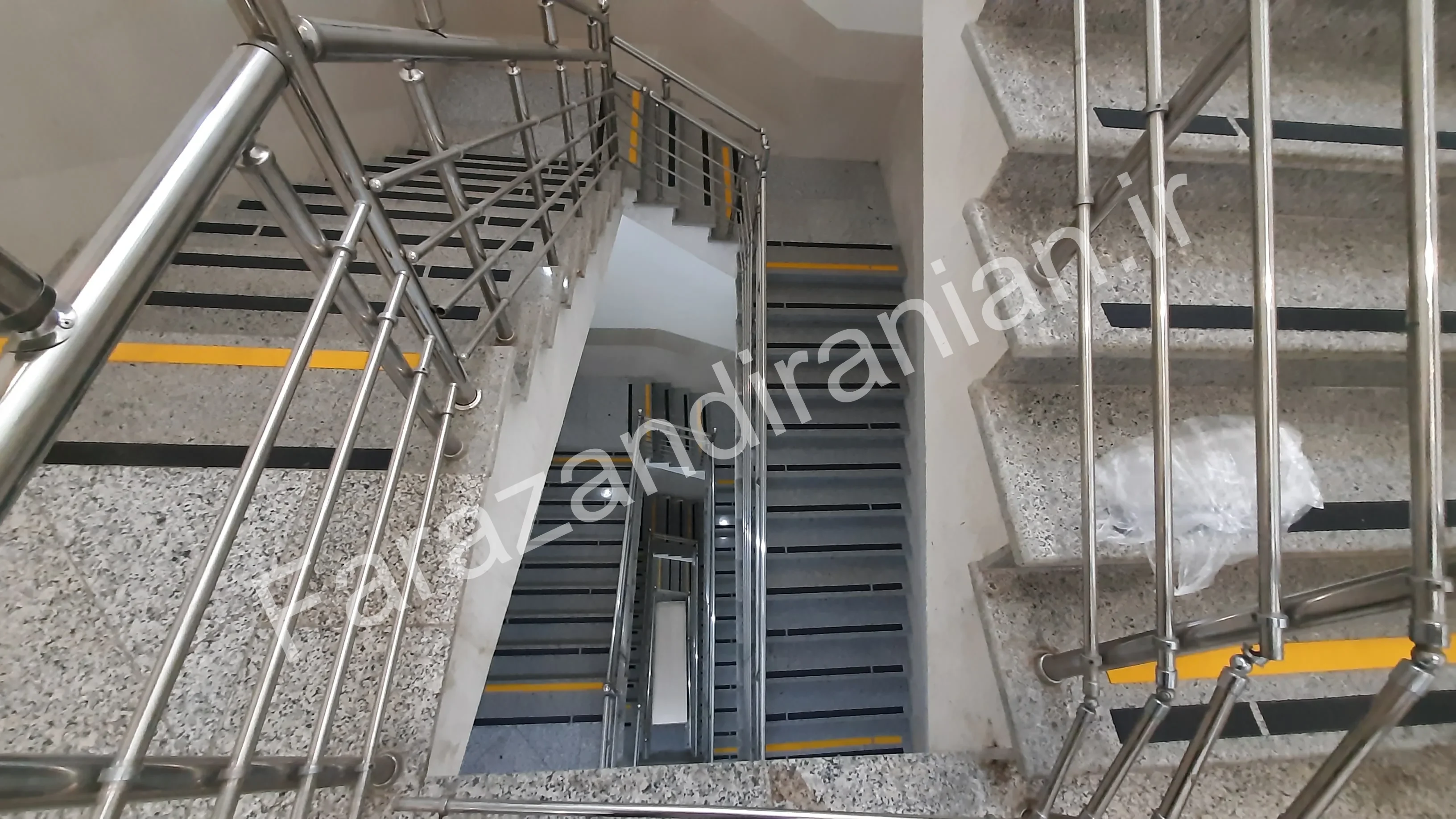 تصویر ۱۴ از اجرای نوار ضد لغزش در بیمارستان ۵ آذر گرگان