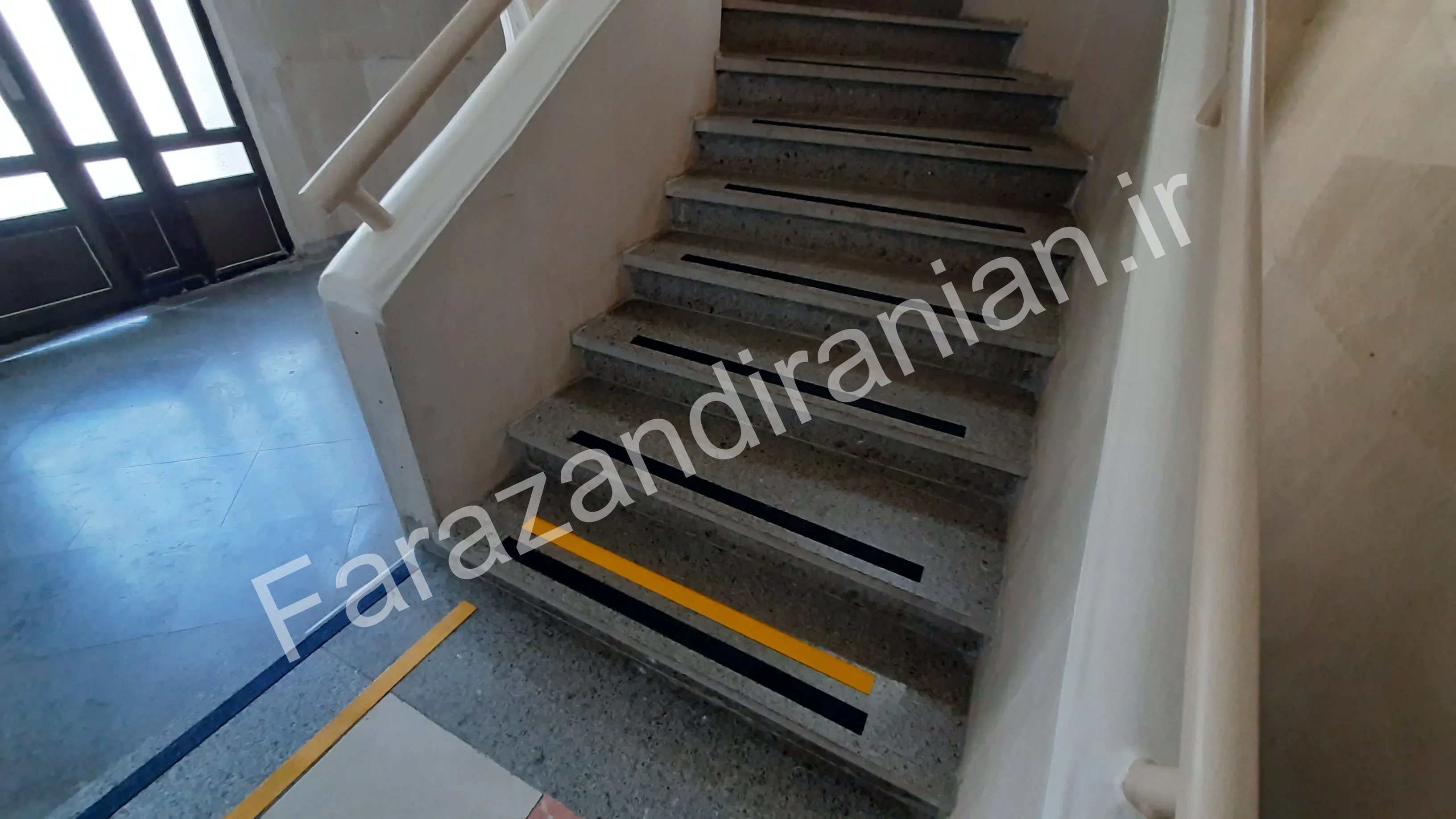 تصویر ۱۵ از اجرای نوار ضد لغزش در بیمارستان ۵ آذر گرگان