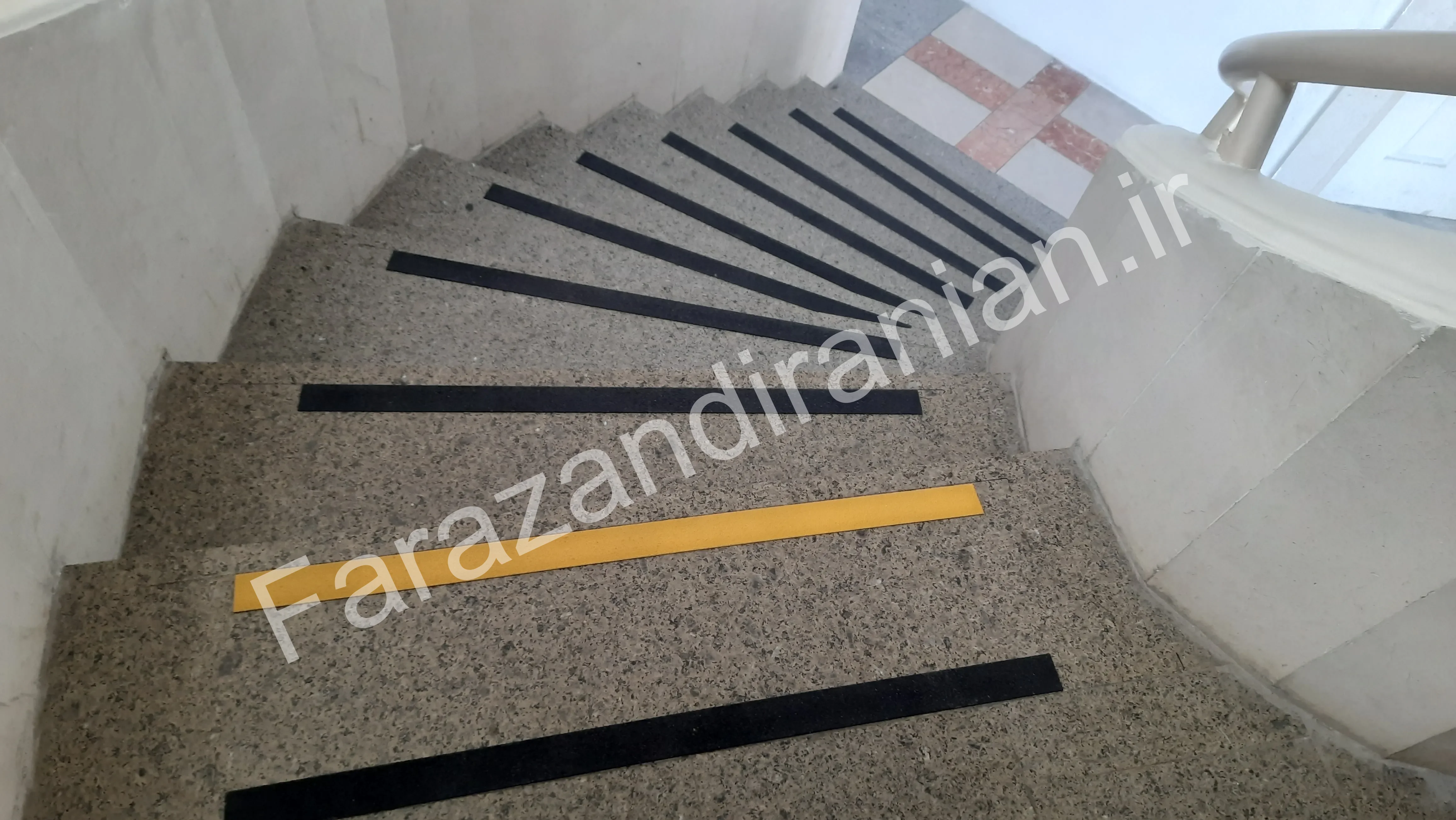 تصویر ۱۶ از اجرای نوار ضد لغزش در بیمارستان ۵ آذر گرگان