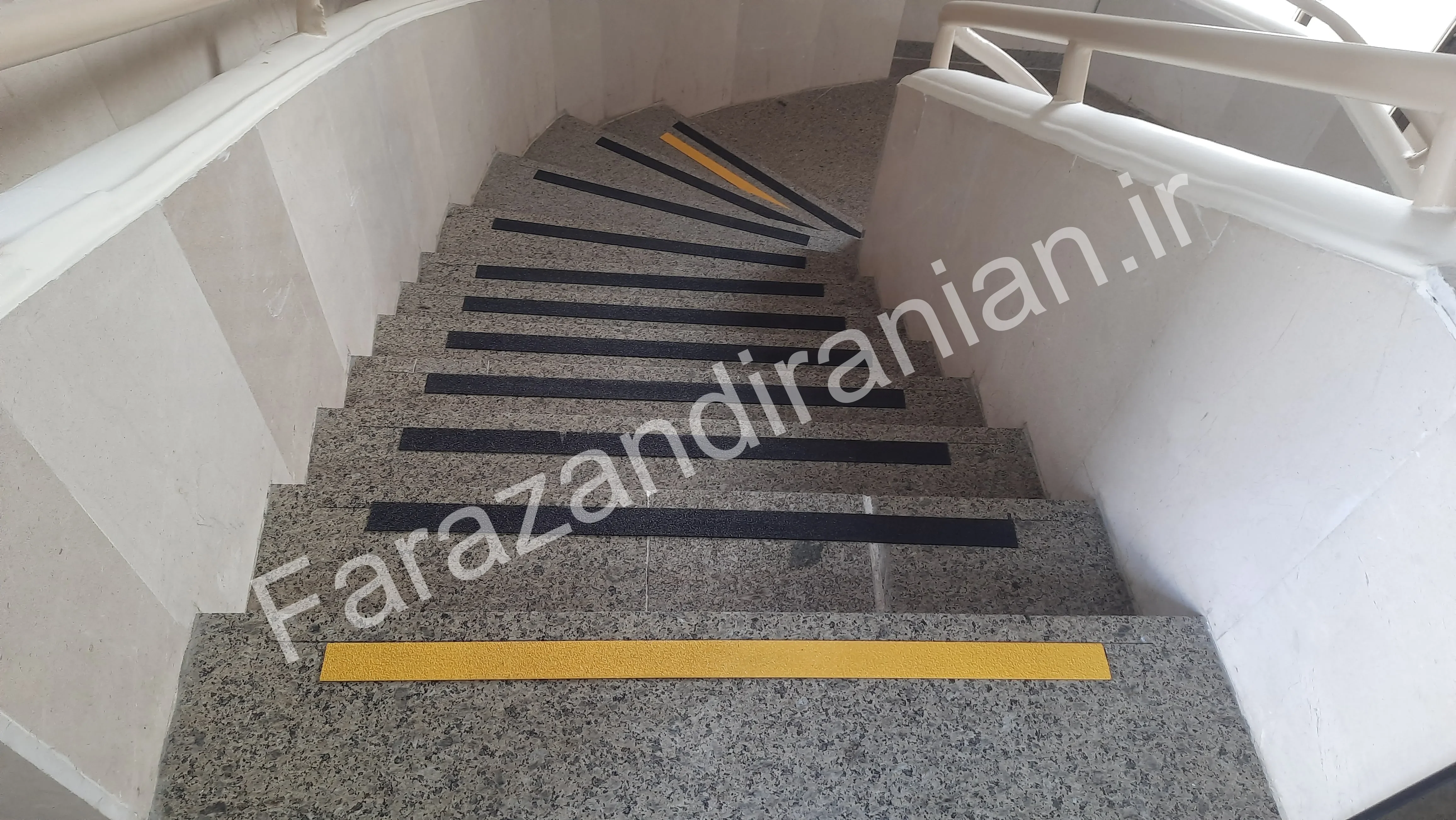 تصویر ۱۷ از اجرای نوار ضد لغزش در بیمارستان ۵ آذر گرگان