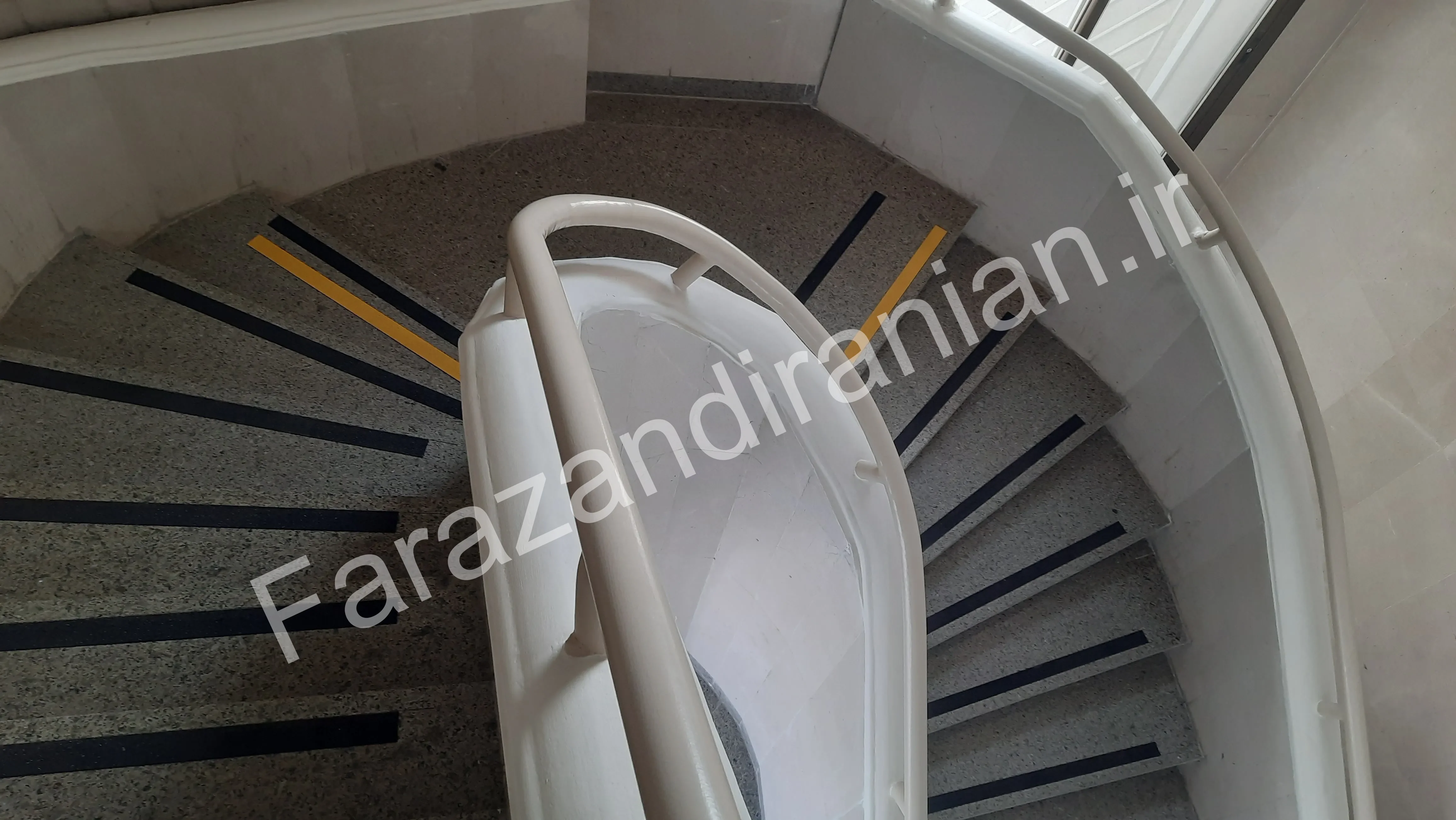 تصویر ۱۸ از اجرای نوار ضد لغزش در بیمارستان ۵ آذر گرگان