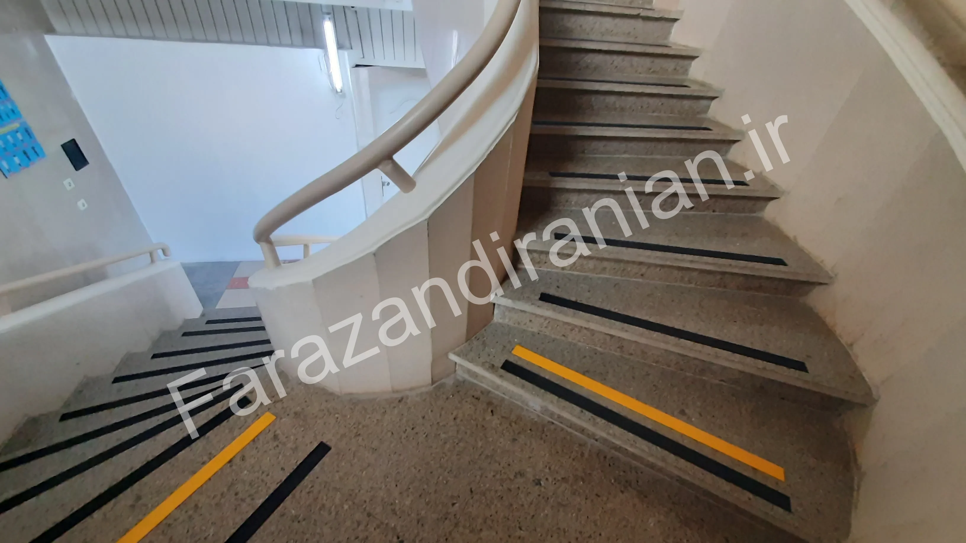 تصویر ۱۹ از اجرای نوار ضد لغزش در بیمارستان ۵ آذر گرگان