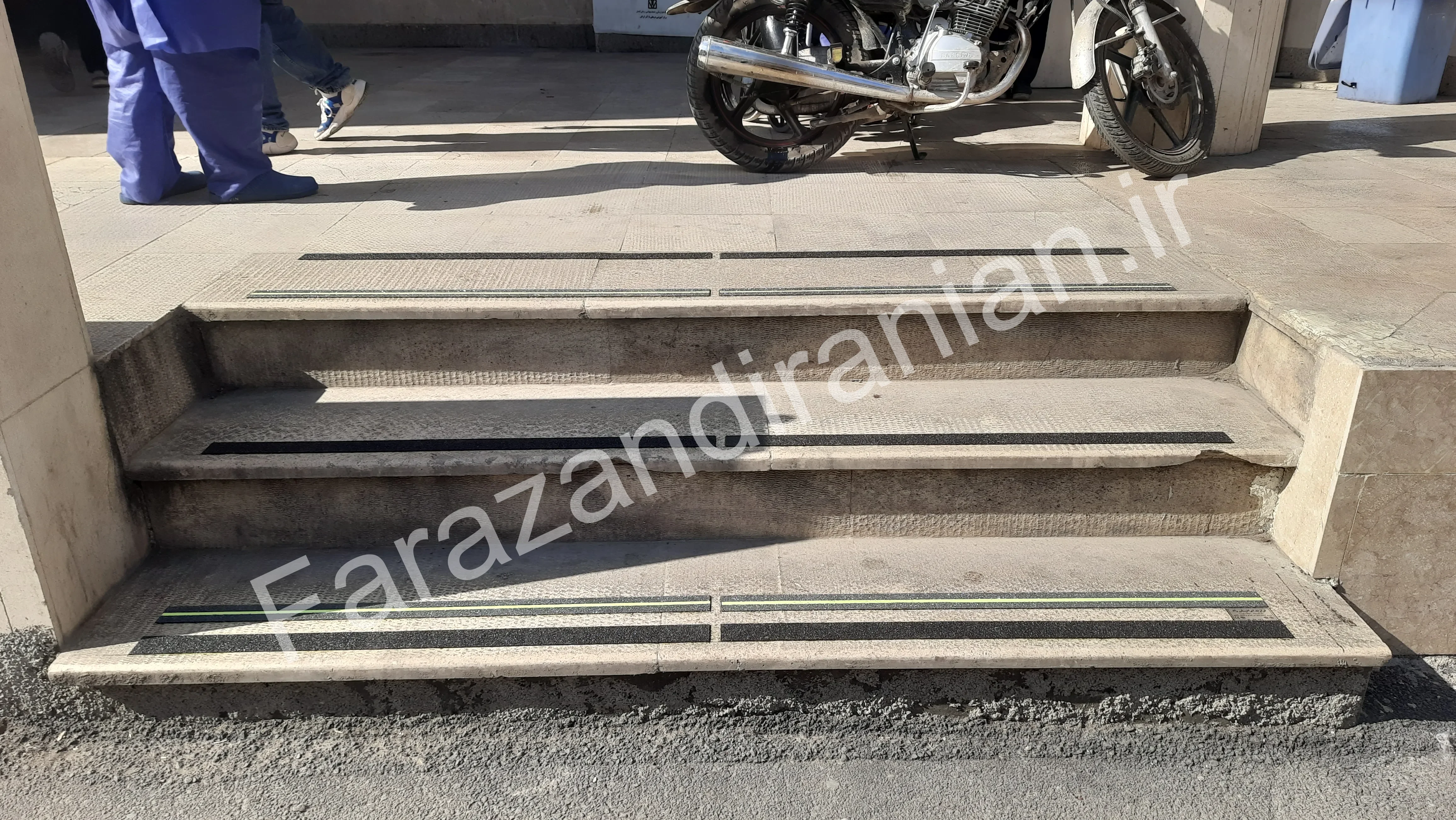 تصویر ۲۱ از اجرای نوار ضد لغزش در بیمارستان ۵ آذر گرگان