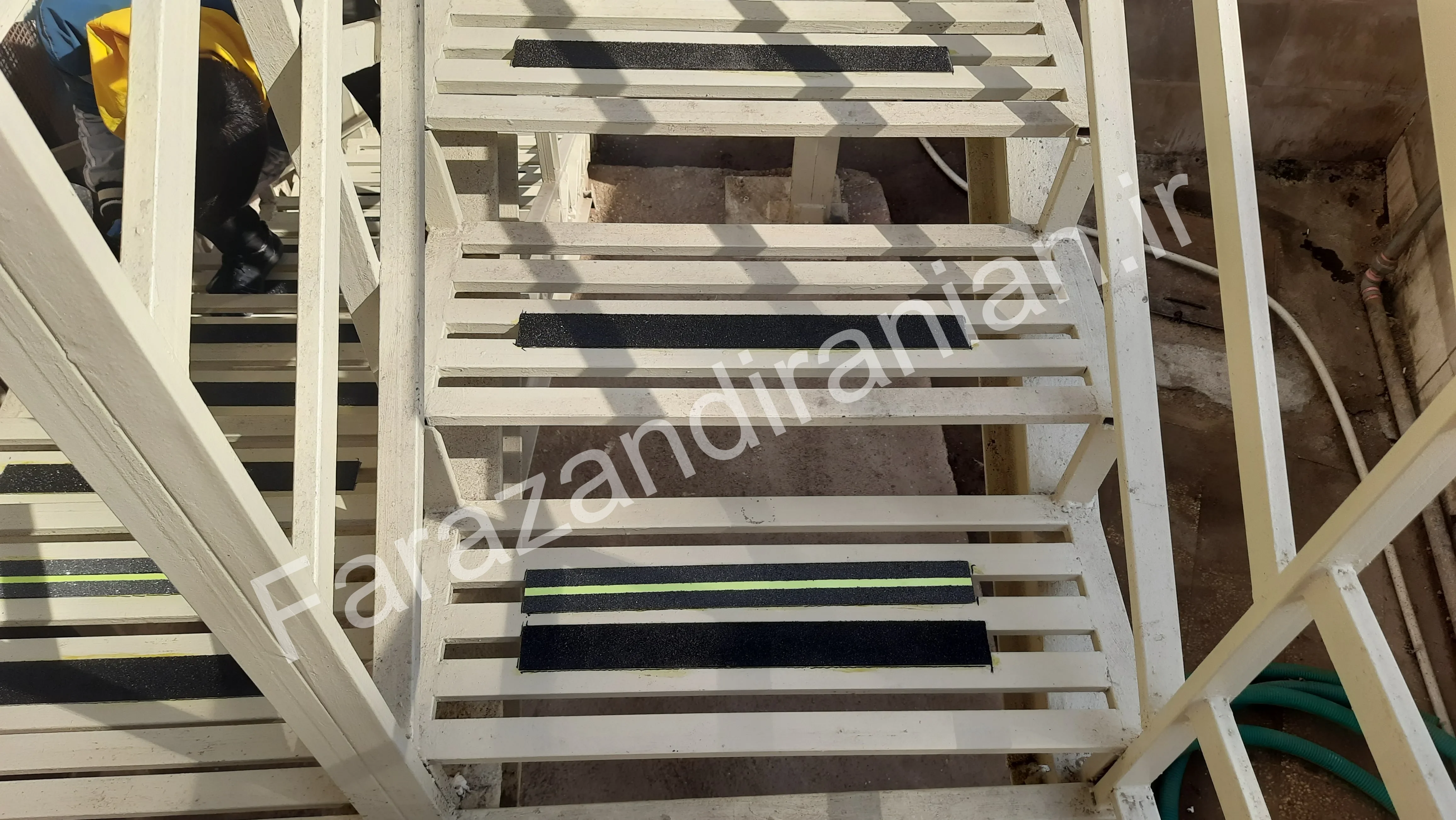 تصویر ۲۲ از اجرای نوار ضد لغزش در بیمارستان ۵ آذر گرگان