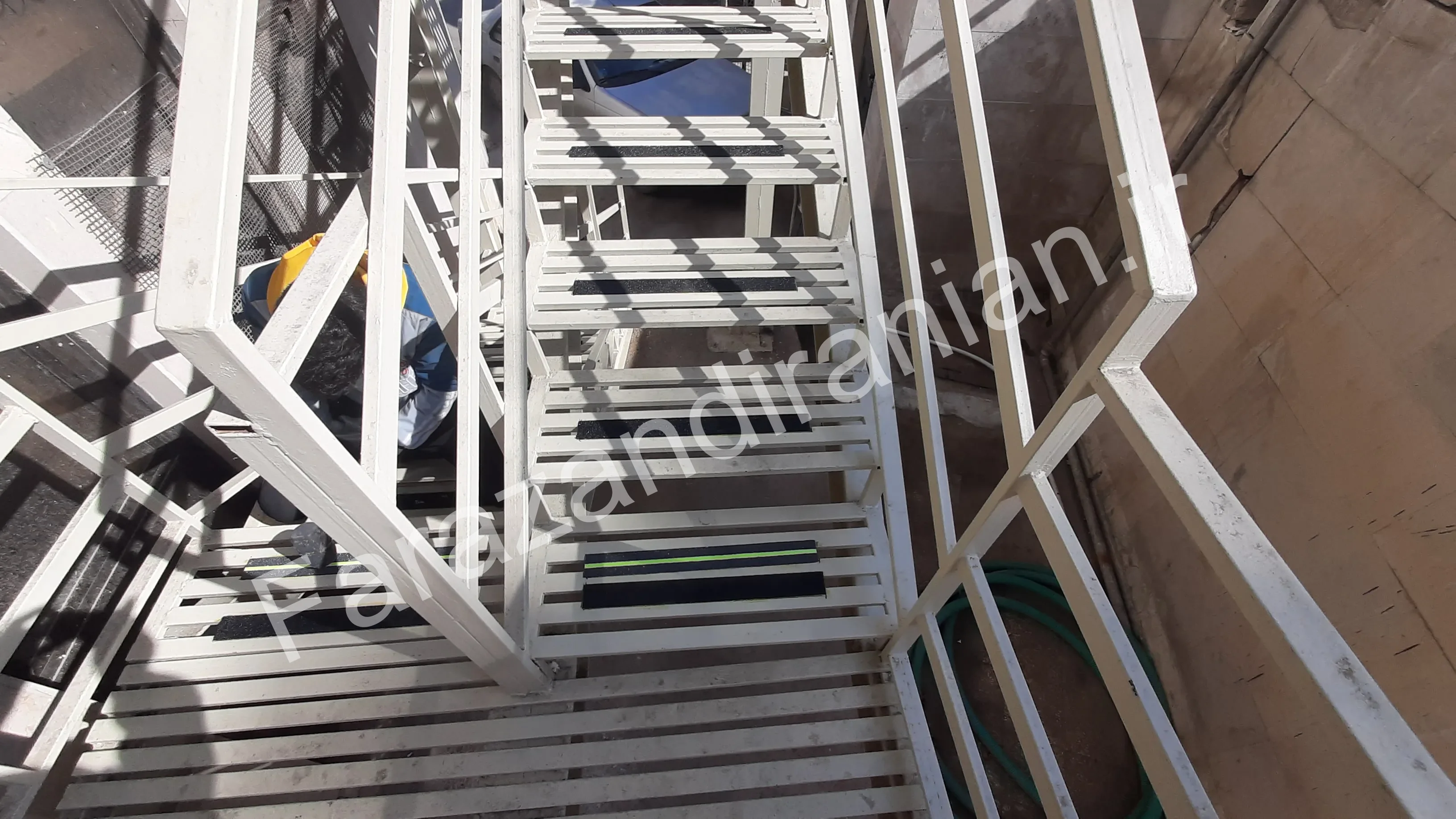 تصویر ۲۳ از اجرای نوار ضد لغزش در بیمارستان ۵ آذر گرگان